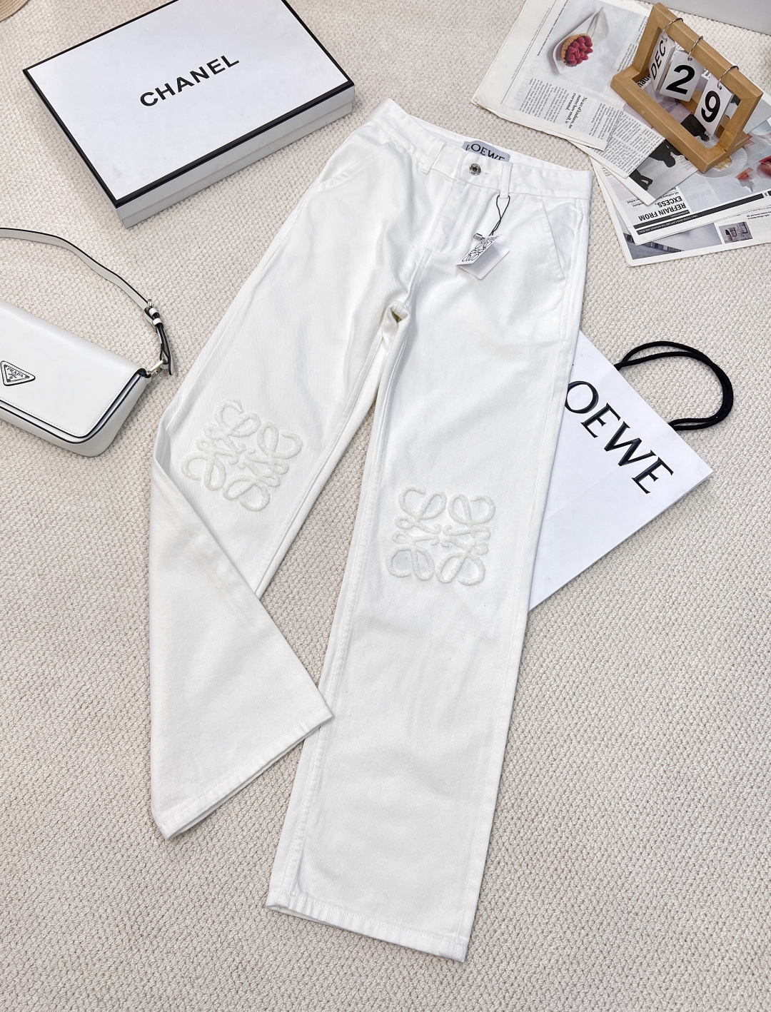 NO:311562,LOEWE knee towel embroidery logo classic white jeans, Sailo Rouo pure cotton denim fabric, this jeans are definitely good for you to see. Customized a full set of three-standard hardware, popular hot-promotion, straight-leg pants that are both versatile and modify the leg shape are comfortable to cover the flesh, making them look narrower and thinner than tight pants. Unique design classic large towel embroidery logo comfortable mid-high waist pants cut, and there is no sense of restraint when worn, making them look slimmer and longer legs GW the same classic design, straight-fitting style, moderate verticality. YYDS forever!  Size sml, loewe, jeans, alexander wang19860909LOEWE膝盖位毛巾刺绣logo经典款白色牛仔长裤,赛络纺纯棉牛仔面料,这条牛仔裤绝对对可以说好看到炸裂,定制全套三标五金,爆款热推万能又修饰腿型的直筒裤型 比紧身裤遮肉舒服显窄显瘦,独特设计经典大毛巾绣logo 舒适中高腰裤型裁剪  穿上不会有束缚感 显瘦显腿长GW同款经典设计,直筒版型,适中的垂直感.永远的YYDS！ 尺码sml,,loewe,jeans,alexander wang,Women's clothing