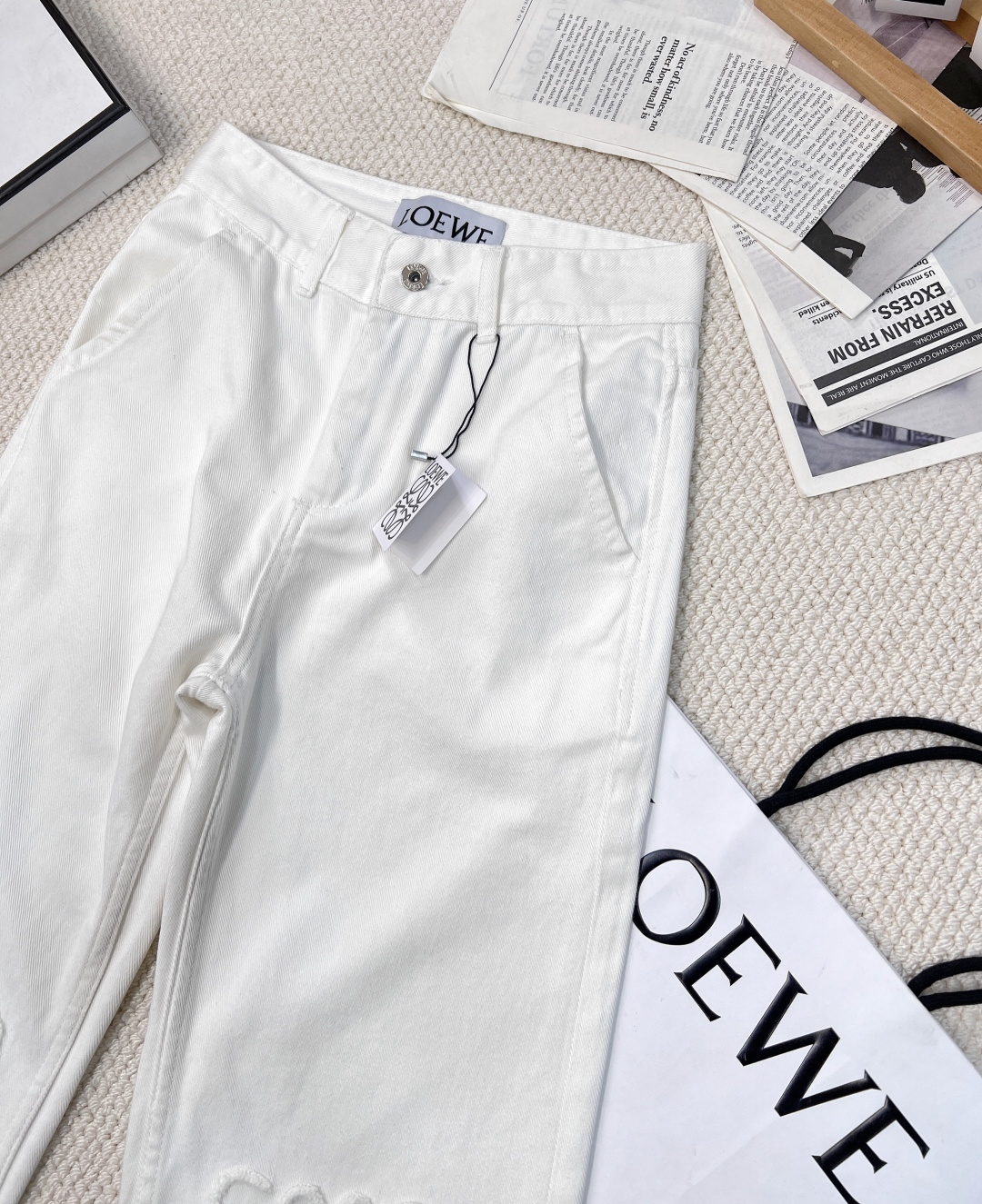 🆕LOEWE膝盖位毛巾刺绣logo经典款白色牛仔长裤，赛络纺纯棉牛仔面料，这条牛仔裤绝对对可以说好看到炸