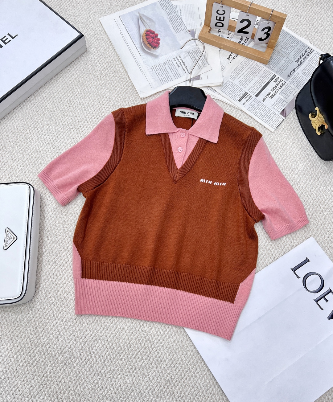 NO:311568,Miumiu25Ss early spring new fake two-piece vest Polo short-sleeved knitted top | Exclusive high-end production!  Best wearer Miu-style layered series Fine dyed wool yarns, all colors are very positive, small style, single wear or inner wear are very good, texture is visible to the naked eye, texture is online, two colors are complete, three standards are complete, large products are available SML,,miumiu, T-shirt, alexander wang19860909Miumiu25Ss早春新款假两件背心Polo短袖针织上衣丨独家高版出品！最佳实穿选手 miu式叠穿的系列 定染细腻的羊毛纱线 颜色都很正 小版型 单穿或者内搭都很可 质感肉眼可见 质感在线,两色出三标齐全,大货出 尺码sml,,miumiu,T-shirt,alexander wang,Women's clothing