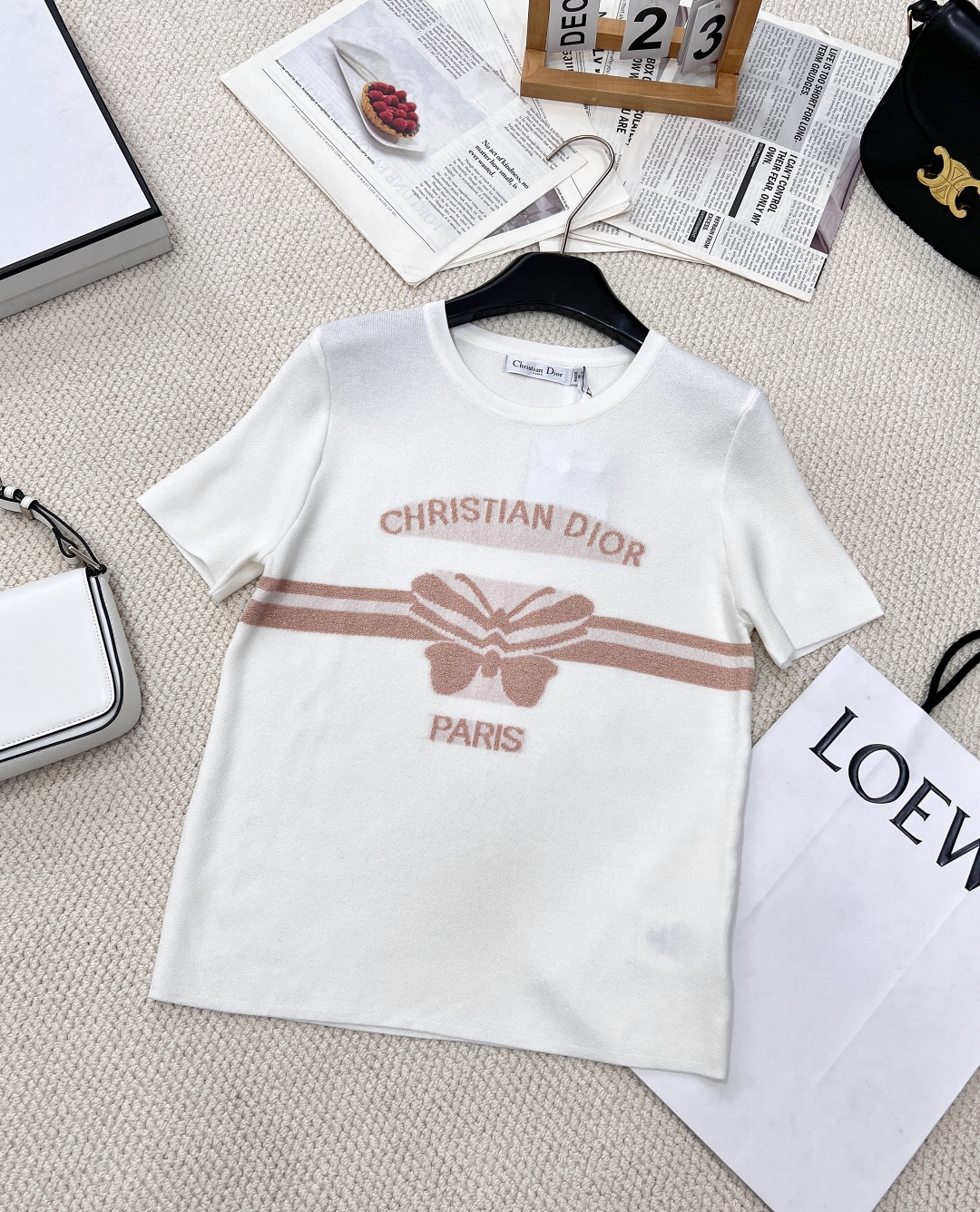 NO:311578,DIOR's new butterfly letter jacquard knitted short sleeves, this knitted short sleeves deeply captured my heart!  The super positive style is good at making your skin look white, and the butterfly's letter jacquard logo design is deeply rooted in my heart and full of high-end feeling. The three-dimensional jacquard craftsmanship of the whole body is matched with contrasting color design, which is super elegant. The customized thin yarn is smooth, comfortable and breathable, and full of elasticity. The upper body looks slim and tall!  The exquisite and low-key color scheme is full of texture, fashionable and fashionable, the upper body effect is amazing, very temperament, paired with the same presbyopia skirt, shorts, versatile temperament, showing sweet and elegant ladylike temperament, noble daughter outfit, gentle white moonlight and two colors, size sml, edited, dior, skirts, shorts, T-shirt, alexander wang19860909DIOR新款蝴蝶字母提花针织短袖,这个针织短袖深深的俘获了我的心！超正的版型,显肤白的好手,蝴蝶的字母提花logo设计深得我心,高级感满满. 全身立体提花工艺搭配撞色设计,超级有气质.定制天丝薄款纱线,顺滑舒适透气,弹力十足. 上身显瘦又高挑！精致低调的配色充满质感 时髦洋气 上身效果惊艳 很气质 搭配同款老花半裙 短裤都可以 气质百搭 尽显甜美优雅淑女气质 贵气千金穿搭温柔白月光两色出 尺码sml 编,,dior,skirts,shorts,T-shirt,alexander wang,Women's clothing