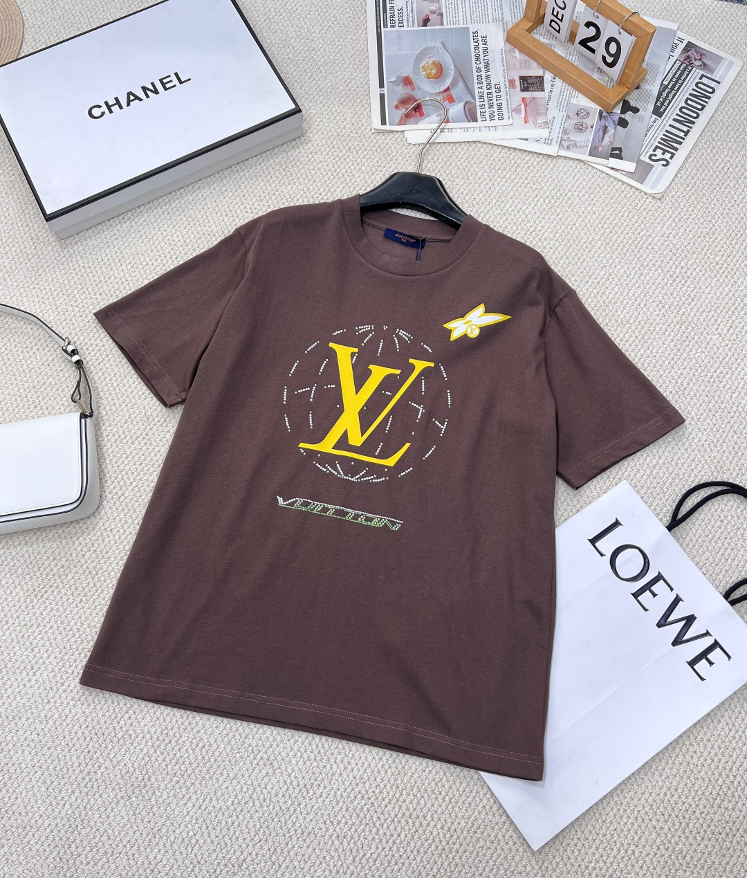 NO:311581,LOUIS VUITTON Spring and Summer New Products of Diamond Route Printing Short-Sleeve T-shirts, YB Open-Premium Pure Cotton Knitted Fabrics, Preparing a Retro Effect with Washing Technology of the Washing Technology of the Washing of the Cloth. The front and rear decorations are exclusive to the LOGO logo printing, rhinestone and beads to bless the flight route. The conventional round neck straight-tube pattern design can inject elegant and stylish fabrics into daily shapes. The high-quality pure cotton fabrics are woven in plain weft structure. 15S plain weft cotton, 230g; matched with 32S double yarn threads, 300g. The characteristics of this fabric include vertical intersection of warp and weft yarns, clear texture on the fabric warp and weft yarns, comfortable to wear, good moisture absorption, strong breathability, not easy to deform, wash and wear, etc. Special ironing diamonds are environmentally friendly.  The glue printing has a soft and comfortable feel, suitable for close-fitting wear; it also has good color brightness and hiding power, and can present a colorful pattern effect!  Flower positioning Rhinestone hot diamond printing is a unique and gorgeous decorative process, custom-made materials for the shape and size of the plate. Rhinestone has a synthetic gem with high transparency and gloss, and the overall display is a shining and three-dimensional printing effect. The same styles are available in large sizes xssml code, louis vuitton, T-shirt,tees, t-shirt,alexander wang19860909LOUIS VUITTON春夏当季新品烫钻航线印花短袖T恤,YB开版纯棉质针织面料 以成衣水洗工艺呈现复古效果.前后饰经典品牌专属LOGO标识印花、莱茵石与珠饰加持飞行航线,常规圆领直筒版型设计,可为日常造型注入雅致格调面料采用平纹组织方式织造的品质优良的纯棉面料.15S平织优质棉,230g；搭配32S双纱拉架螺纹,300g.这种面料的特点包括经纬纱线垂直相交,布面经纬纱线纹理清晰,手感柔软,穿着舒适,吸湿性好,透气性强,不易变形,耐洗耐穿等特殊烫钻环保 胶浆印花,手感柔软、舒适,适合贴身穿着；同时具有良好的色彩鲜艳度和遮盖力,能够呈现出丰富多彩的图案效果！对花定位莱茵石烫钻印花是一种独特且华丽的装饰工艺,对版形状大小定制材料.莱恩石具有高度透明度和光泽度的合成宝石,整体呈现一种闪耀且富有立体感的印花效果.男女同款大货出 尺码xssml 编码,,louis vuitton,T-shirt,tees，t-shirt,alexander wang,Women's clothing