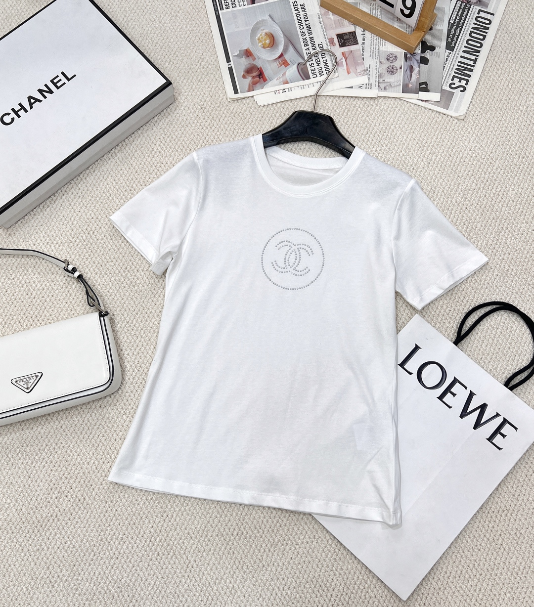 NO:311587,CHANEL LOGO letter ironing short-sleeved T-shirt, overall pure cotton fabric, three-dimensional logo letter ironing pattern on cloth, chanel black and white contrasting colors are simple and elegant, versatile, fashion industry is timeless and low-key and luxurious, limited-edition, the style is very simple and capable, full of temperament. It is obviously a very simple design, and it looks high-end at a glance!  Both black and white are good-looking SML , chanel, chanel, T-shirt, tees, t-shirt, alexander wang19860909CHANEL LOGO字母烫钻短袖T恤 整体纯棉面料,布面香奈儿立体logo字母烫钻图案,chanel黑白撞色简单又不失优雅,百搭款 时尚界永不过时低调奢华 限量发售 版型非常简洁干练,气质满满. 明明很简单的设计,看上去就是一眼的高级！黑白都好看 尺码sml 编,,chanel,chanel,T-shirt,tees，t-shirt,alexander wang,Women's clothing