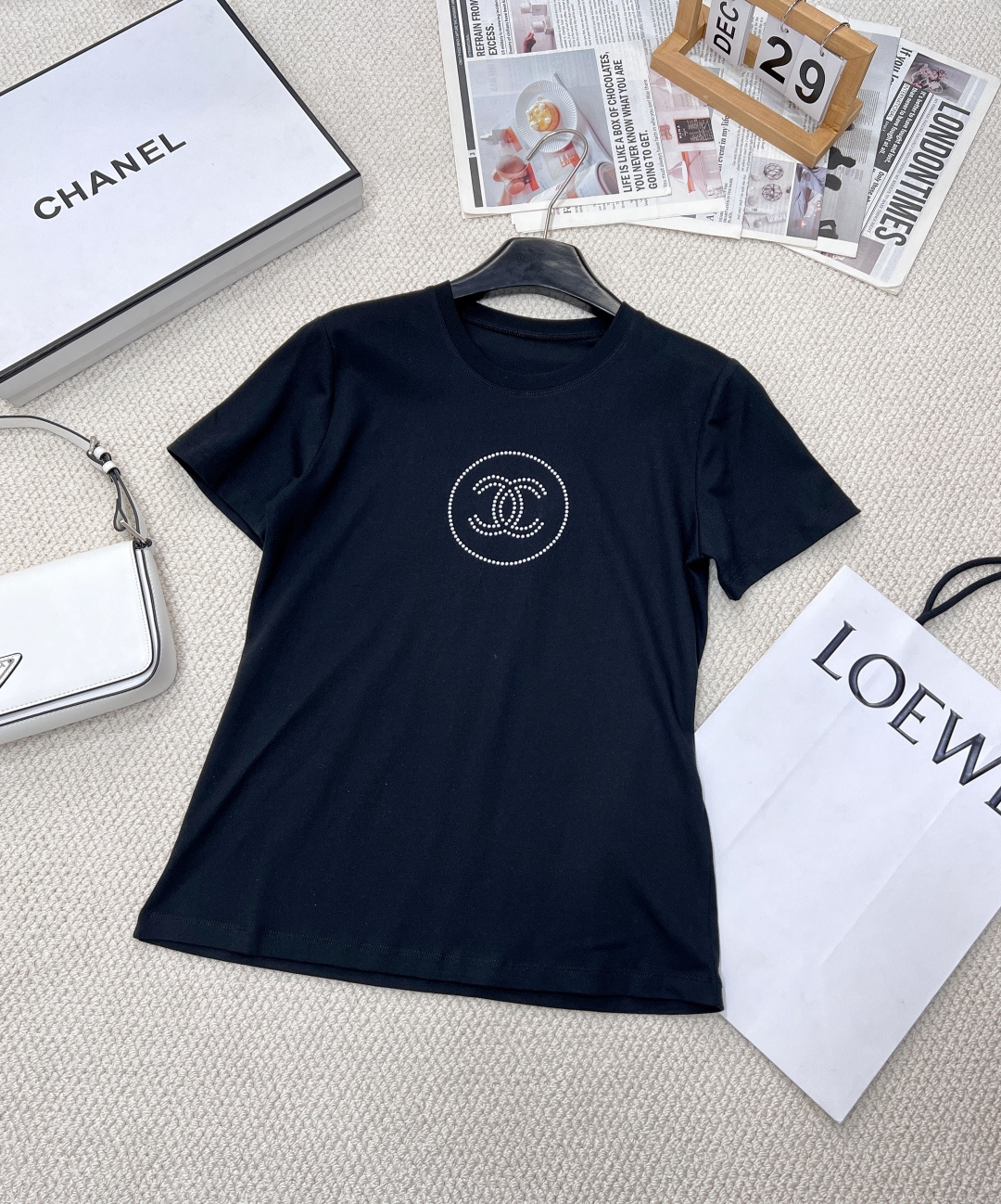 NO:311593,CHANEL LOGO letter ironing short-sleeved T-shirt, overall pure cotton fabric, three-dimensional logo letter ironing pattern on cloth, chanel black and white contrasting colors are simple and elegant, versatile, fashion industry is timeless and low-key and luxurious, limited-edition, the style is very simple and capable, full of temperament. It is obviously a very simple design, and it looks high-end at a glance!  Both black and white are good-looking SML, Chanel, Chanel, T-shirt, Tees, T-shirt, alexander wang19860909CHANEL LOGO字母烫钻短袖T恤 整体纯棉面料,布面香奈儿立体logo字母烫钻图案,chanel黑白撞色简单又不失优雅,百搭款 时尚界永不过时低调奢华 限量发售 版型非常简洁干练,气质满满. 明明很简单的设计,看上去就是一眼的高级！黑白都好看 尺码sml,,chanel,chanel,T-shirt,tees，t-shirt,alexander wang,Women's clothing