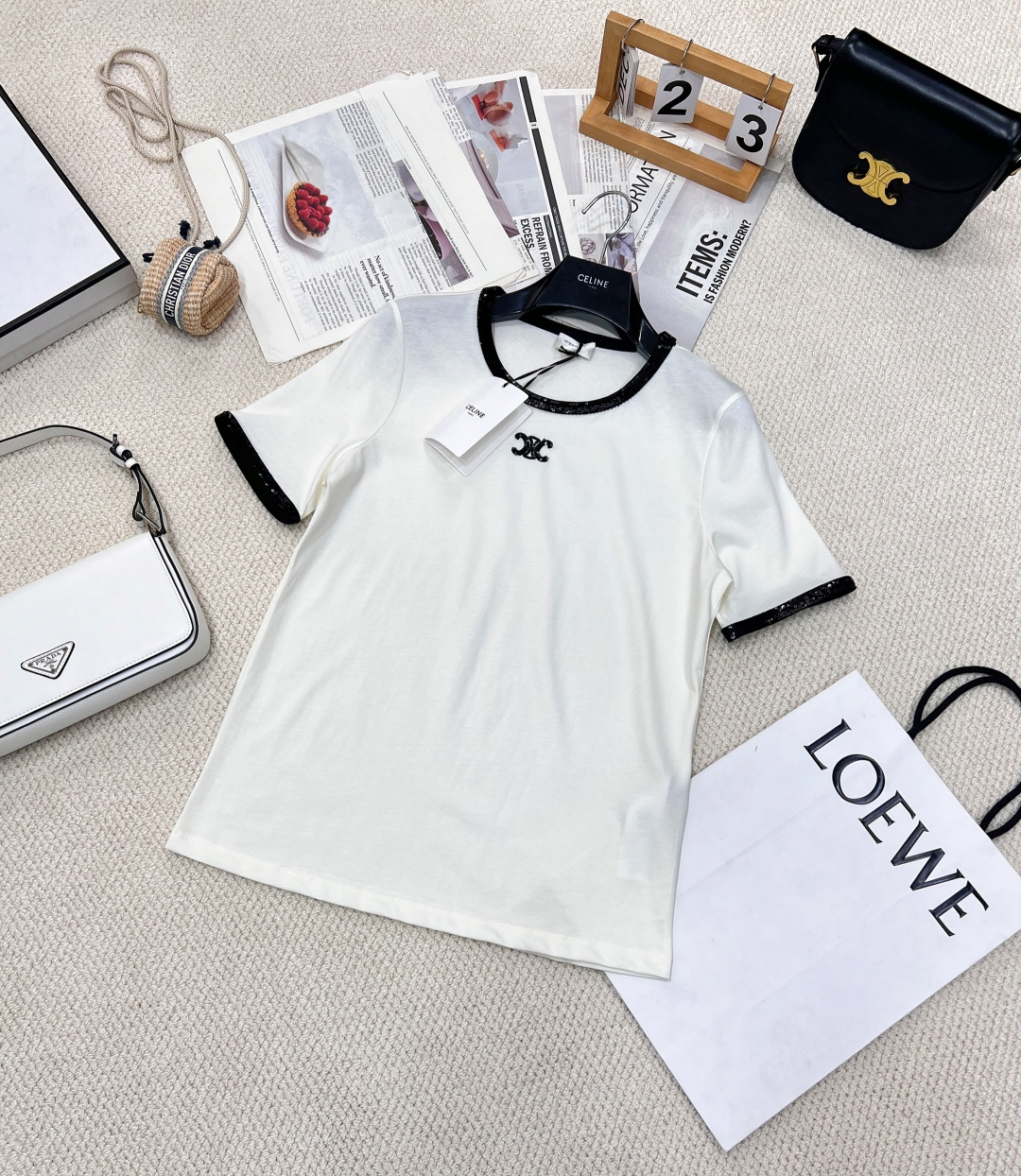 NO:312044,CELINE bead piece logo sequin embroidered short-sleeved T-shirt, cuff edge ring collar circles are bead piece positioned embroidery, light craftsmanship details make people shine in front of the eyes, natural light shines, not exaggerated and grand, don’t look at its small pieces, processing costs make people tired, it is necessary to wear the base alone, a sweet and spicy vacation sense, and a retro French playful feeling, beautiful temperament!  Very suitable for summer wear. Classic styles are not outdated. They feel fashionable no matter how you wear them, and they are simple and versatile!  Large-scale size sml code, celine, T-shirt,tees, t-shirt,alexander wang19860909CELINE 珠片徽标亮片刺绣短袖T恤,袖口边圈领圈一圈都是珠片定位刺绣,光工艺细节都让人眼前一亮,自然光线下泛着光,不会浮夸隆重,别看它小件,加工费让人心累啊,打底单穿必备 可甜可辣的度假感 复古法式的俏皮感拿捏住了 绝美气质！ 很适合夏天穿着 经典款就是不会过时 怎么穿都觉得洋气 穿上身简约百搭！大货出 尺码sml 编码,,celine,T-shirt,tees，t-shirt,alexander wang,Women's clothing