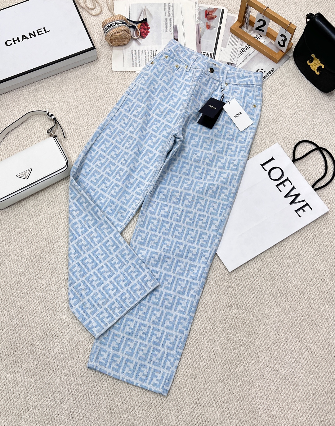 NO:312027,FENDI2025 early spring new product* double FF jacquard full print jacquard trousers shorts, imported pure cotton old silk fabric comfortable A-shaped style, upper body covers flesh and makes you look slim, any leg shape can be controlled, modify the leg shape invisible, sweet or salty, high-end and fashionable Yb custom hardware accessories The fabric is super soft and skin-friendly and full of girls, strongly recommended trousers, a set of shorts, three-standards, large-scale products, size sml, edited, fendi, shorts, alexander wang19860909FENDI2025早春新品*双FF 提花满印爆款提花长裤短裤,采用进口纯棉老花金丝面料舒适 A字版型 上身遮肉显瘦 任何腿型都能驾驭 修饰腿形于无形 可甜可盐 高级又时髦 Yb定制五金配件 面料超柔软亲肤感十足少女无可抗拒,强烈推荐的长裤 短裤一套手三标齐全大货出 尺码sml 编,,fendi,shorts,alexander wang,Women's clothing