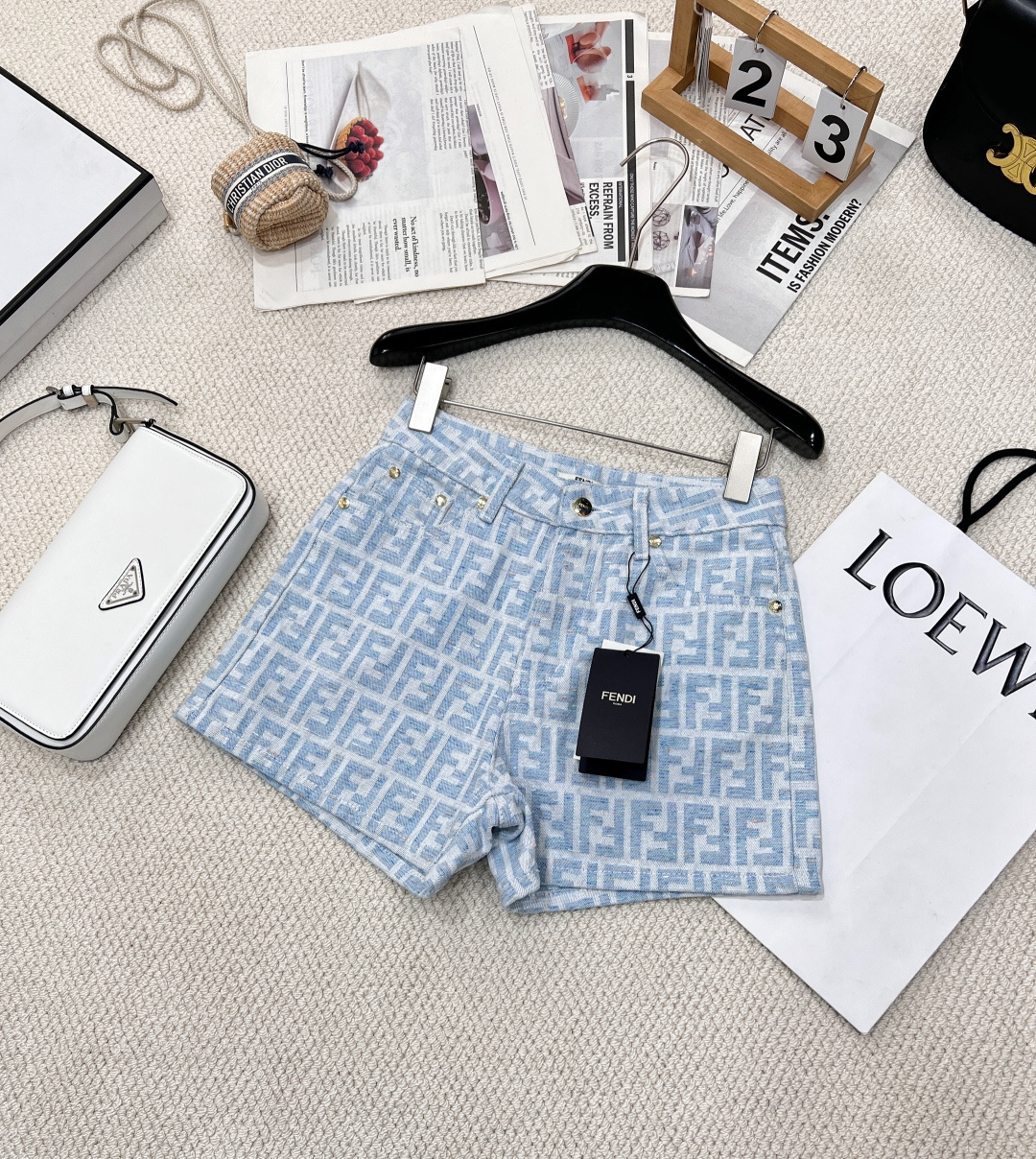 NO:312033,FENDI2025 early spring new product, double FF jacquard full print jacquard trousers shorts, imported pure cotton old gold wire fabric comfortable A-shaped style, upper body covers flesh to make you look slim, any leg shape can be controlled, modify the leg shape is invisible, sweet or salty, high-end and fashionable, Yb custom hardware accessories, the fabric is super soft and skin-friendly, it is irresistible for girls, strongly recommended trousers, a set of shorts, three-standards, large-scale products, size sml,,fendi, shorts, alexander wang19860909FENDI2025早春新品 双FF 提花满印爆款提花长裤短裤,采用进口纯棉老花金丝面料舒适 A字版型 上身遮肉显瘦 任何腿型都能驾驭 修饰腿形于无形 可甜可盐 高级又时髦 Yb定制五金配件 面料超柔软亲肤感十足少女无可抗拒,强烈推荐的长裤 短裤一套手三标齐全,大货出 尺码sml,,fendi,shorts,alexander wang,Women's clothing