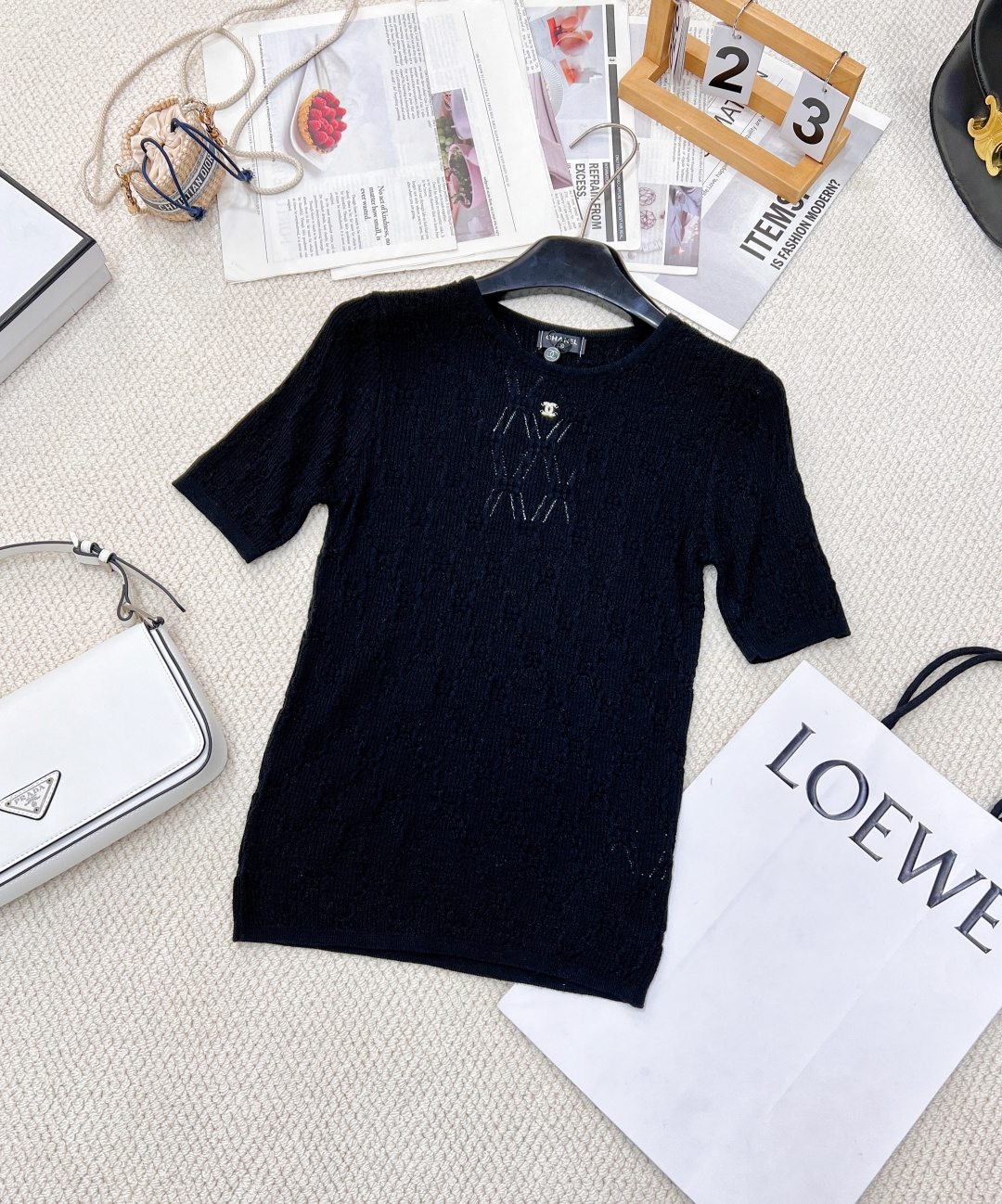 NO:312036,The new spring and summer Chane* medium-old knitted short-sleeved set, a comfortable and slimming set. Middle-aged fans must enter. They can no longer be bought on the market. The comfort is extremely high and the details are full of retro luxury. It is more energetic and adds texture. Fabrics that can be worn in summer. The inner wear is very good, with high elasticity!  Two colors size sml, chanel, T-shirt, alexander wang19860909春夏新款Chane*中古针织短袖,舒服又显瘦的一套 中古迷一定要入 市面上已经买不到了 舒适度极高细节满分 充满复古奢华感 更有活力增添随质感 夏季可以穿的面料 单穿内搭都很好看,高弹力！两色出 尺码sml 编,,chanel,T-shirt,alexander wang,Women's clothing