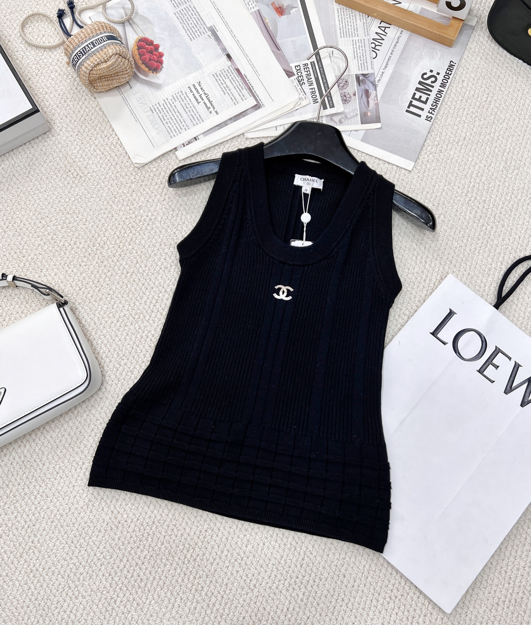 NO:312045,Chanel2025 new three-dimensional pattern knitted vest, customized YB cotton yarn woven, comfortable and soft, full of elasticity, U-neck knitted vest cut, neckline cuffs, same color threaded edges, ready-made garments are made with advanced needlework, vertical pit strips and three-dimensional patterns, and the combination of multiple layers of horizontal patterns to add literary atmosphere to the simple outfit. Advanced tailoring fits the human body curve. The metal double C logo on the chest is simple to modify, which can easily show the high street style. Slim fit style, slim and fashionable. All four seasons are single-fitted and layered. Customized surface accessories are complete and three colors. Size sml, chanel, alexander wang19860909Chanel2025新款立体花纹针织背心,定制YB全棉纱线织造 舒适软糯 弹力十足 U领针织背心裁剪 领口袖口同色系螺纹包边 成衣选用高级走针工艺 竖坑条和立体纹路装点与边缘 配合衣摆多层横向花纹 为简易穿搭增添文艺气息 高级剪裁贴合人体曲线 胸前金属双C徽标简单修饰 就能轻松彰显高街风格 修身版型 显瘦时髦 四季单穿叠穿都 定制面辅料三标齐全两色出 尺码sml 编,,chanel,alexander wang,Women's clothing