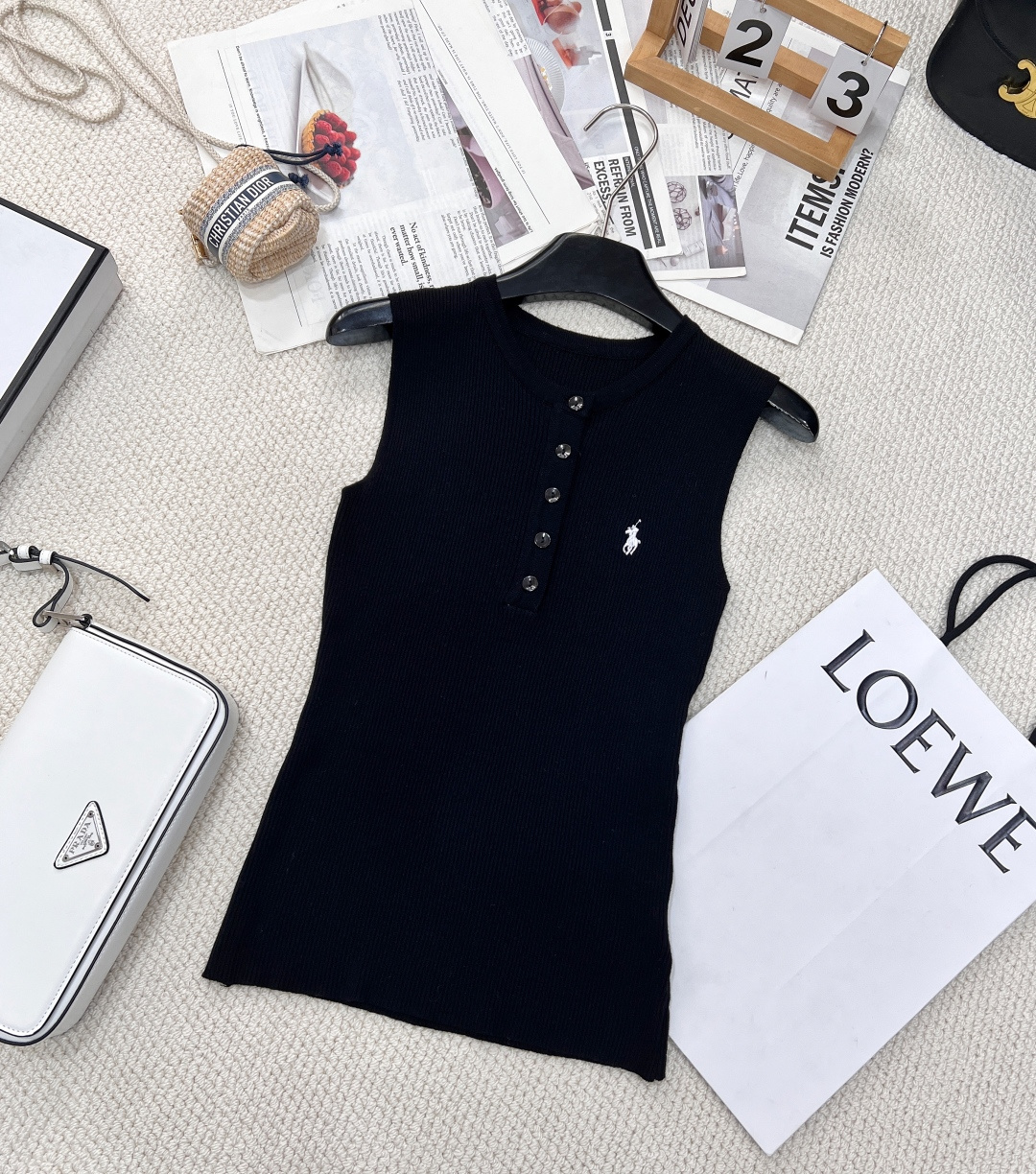 NO:312501,Ralph Lauren Pony Embroidery Knitted Vest Rib Knitted outline slim shape, pony embroidery, French fashionable basic style Styles that can be worn all year round Special yarn The whole vest is very light, comfortable and breathable, full of high-end feel for daily stripes, gentle and high-end color with low saturation, sweet and charming, and age-reducing playfulness. The delicate and rich texture patterns add a lot of unique charm. Under the simple and elegant style, the elegant feel appears, and the elegant temperament is rejuvenated. Four colors are out of size sml, loro piano, alexander wang19860909Ralph Lauren拉夫劳伦小马刺绣针织背心 罗纹针织勾勒修身廓形,小马的刺绣,法式时髦基础款 一年四季都可以穿的款式 定织的特种纱线 整件背心很轻薄,舒适又透气 将日常的条纹玩的高级感十足 上身温柔高级 清新饱和度偏低的高级感色调,显得甜腻动人,又减龄俏皮,细腻丰富的肌理感花样更添了不少独特韵味,简洁大方的版型作用下,优雅感浮现,焕发脱俗的唯美气质.四色出 尺码sml,,loro piana,alexander wang,Women's clothing