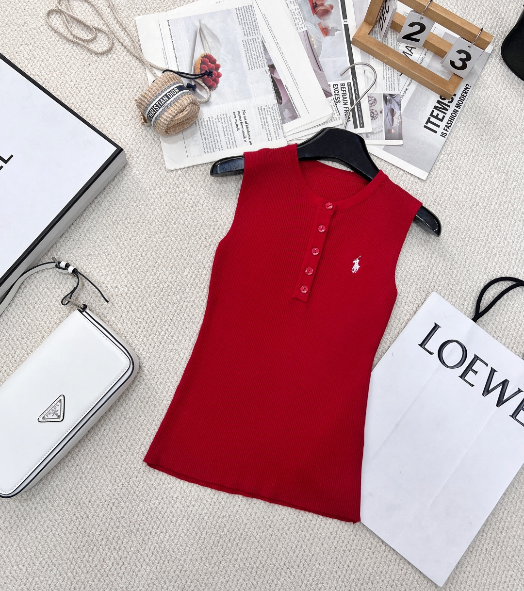 NO:312502,Ralph Lauren Pony Embroidery Knitted Vest Rib Knitted outline slim shape, pony embroidery, French fashionable basic style Styles that can be worn all year round Special yarn The whole vest is very light, comfortable and breathable, full of high-end feel for daily stripes, gentle and high-end color with low saturation, sweet and charming, and age-reducing playfulness. The delicate and rich texture patterns add a lot of unique charm. Under the simple and elegant style, the elegant feel appears, and the elegant temperament is rejuvenated. Four colors are out of size sml code R,,loro piano,alexander wang19860909Ralph Lauren拉夫劳伦小马刺绣针织背心 罗纹针织勾勒修身廓形,小马的刺绣,法式时髦基础款 一年四季都可以穿的款式 定织的特种纱线 整件背心很轻薄,舒适又透气 将日常的条纹玩的高级感十足 上身温柔高级 清新饱和度偏低的高级感色调,显得甜腻动人,又减龄俏皮,细腻丰富的肌理感花样更添了不少独特韵味,简洁大方的版型作用下,优雅感浮现,焕发脱俗的唯美气质.四色出 尺码sml 编码R,,loro piana,alexander wang,Women's clothing