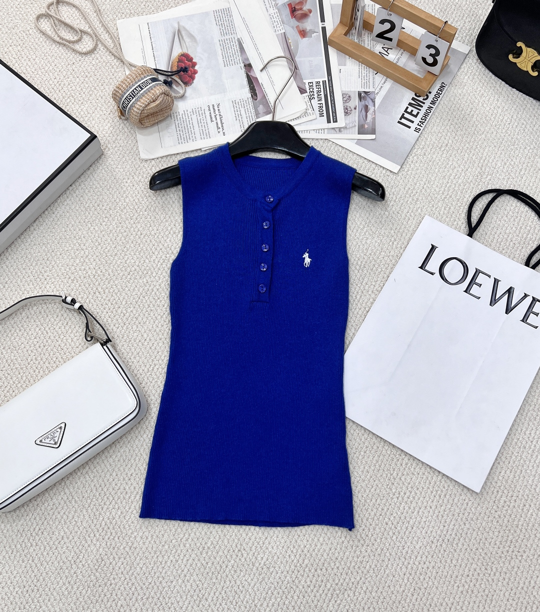 NO:312506,Ralph Lauren Pony Embroidery Knitted Vest Rib Knitted outline slim shape, pony embroidery, French fashionable basic style Styles that can be worn all year round Special yarn The whole vest is very light, comfortable and breathable, full of high-end feel for daily stripes, gentle and high-end color with low saturation, sweet and charming, and age-reducing playfulness. The delicate and rich texture patterns add a lot of unique charm. Under the simple and elegant style, the elegant feel appears, and the elegant temperament is rejuvenated. Four colors are out of size sml, edited by, loro piano, alexander wang19860909Ralph Lauren拉夫劳伦小马刺绣针织背心 罗纹针织勾勒修身廓形,小马的刺绣,法式时髦基础款 一年四季都可以穿的款式 定织的特种纱线 整件背心很轻薄,舒适又透气 将日常的条纹玩的高级感十足 上身温柔高级 清新饱和度偏低的高级感色调,显得甜腻动人,又减龄俏皮,细腻丰富的肌理感花样更添了不少独特韵味,简洁大方的版型作用下,优雅感浮现,焕发脱俗的唯美气质.四色出 尺码sml 编,,loro piana,alexander wang,Women's clothing