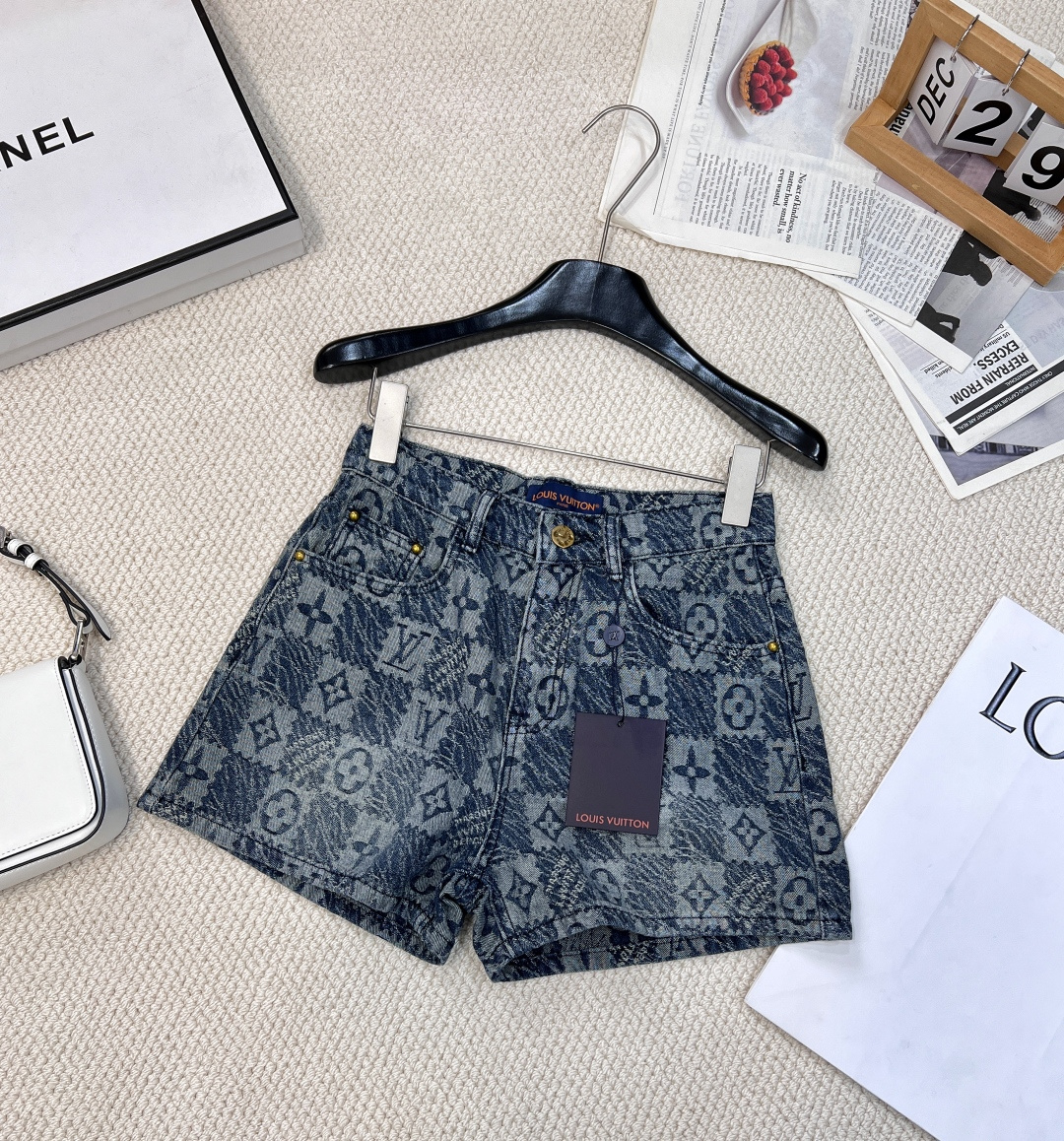 NO:312508,25 early spring new product LOUIS VUITTON jacquard full print denim shorts, using customized Sailo jacquard fabric, fixed color and soft, customized hardware and leather cards!  Pocket grinding technology, trouser legs grinding embellish the upper body with absolutely king jeans!  The style has a slightly slight feeling and is full of fashion. It takes care of your various tops, and the mid-to-high waistline allows the small one to wear a three-seven-six-sized body proportion. The full-print jacquard logo is unique and fashionable. Whoever wears it without any confrontation will wear it will have thin straight and long legs!  Highly recommended, retro blue fried grade versatile, the most important thing is that it is completely impermeable, the best combination for spring and summer travel. Shorts and trousers can be salty and sweet, retro old colors and three-standards are complete. Size sml is compiled,,louis vuitton, shorts, jeans, alexander wang1986090925早春新品LOUIS VUITTON 提花满印牛仔短裤,采用定制赛络纺提花面料,固色加软,定制五金加皮牌！口袋磨破工艺,裤脚磨破点缀上身绝对王炸牛仔裤！版型有少少微喇的感觉,时尚感十足,承包你的各种上衣搭配,中高腰线让小个子也能穿出三七分身材比例,满印的提花Logo,个性独特又时髦出街不撞款谁穿谁是细直大长腿！强烈推荐 复古蓝炒级百搭呀,最主要是完全不透,春夏出游搭配一绝 短裤长裤一套可盐可甜复古老花色三标齐全大货出 尺码sml 编,,louis vuitton,shorts,jeans,alexander wang,Women's clothing