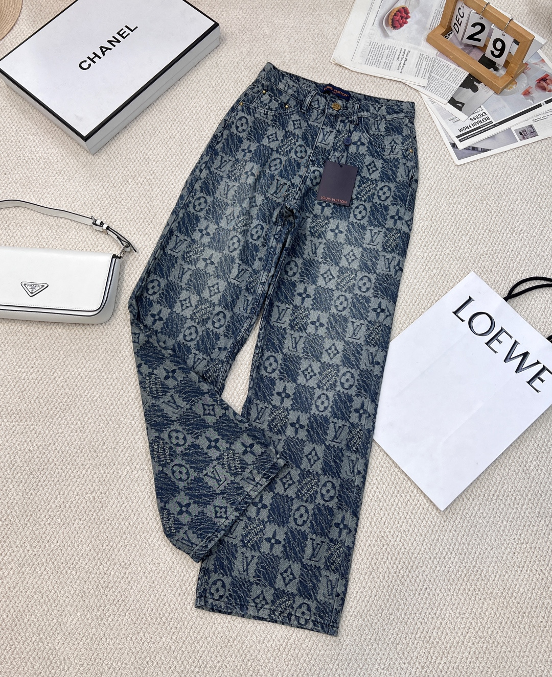 NO:312512,25 early spring new product LOUIS VUITTON jacquard full-print denim trousers, using customized Sailo jacquard fabric, fixed color and soft, customized hardware and leather cards!  Pocket grinding technology, trouser legs grinding embellish the upper body with absolutely king jeans!  The style has a slightly slight feeling and is full of fashion. It takes care of your various tops, and the mid-to-high waistline allows the small one to wear a three-seven-six-sized body proportion. The full-print jacquard logo is unique and fashionable. Whoever wears it without any confrontation will wear it will have thin straight and long legs!  Highly recommended, retro blue fried grade versatile, the most important thing is that it is completely impermeable, the best combination for spring and summer travel. Shorts and trousers can be salty and sweet retro old colors, three-standard complete large-scale products. Size sml code,,louis vuitton, shorts, jeans, alexander wang1986090925早春新品LOUIS VUITTON 提花满印牛仔长裤,采用定制赛络纺提花面料,固色加软,定制五金加皮牌！口袋磨破工艺,裤脚磨破点缀上身绝对王炸牛仔裤！版型有少少微喇的感觉,时尚感十足,承包你的各种上衣搭配,中高腰线让小个子也能穿出三七分身材比例,满印的提花Logo,个性独特又时髦出街不撞款谁穿谁是细直大长腿！强烈推荐 复古蓝炒级百搭呀,最主要是完全不透,春夏出游搭配一绝 短裤长裤一套可盐可甜复古老花色,三标齐全大货出 尺码sml 编码,,louis vuitton,shorts,jeans,alexander wang,Women's clothing