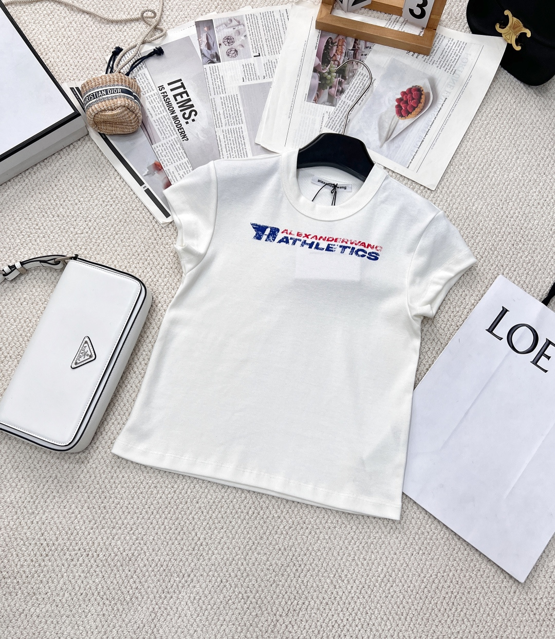 NO:312516,Alexander Wang Classic letter printed short-sleeved T-shirt Customized original fabric Soft and delicate touch, super comfortable upper body, first-class beauty on the upper body, classic small version with huge slim upper body!  Don’t pick on others and match them with different styles. A must-have item for minimalist style, white and rich beauty. Recommended fairy in the wall crack. How can you not have such a simple, elegant, versatile and skin-stained T-shirt in the closet? Wang Yiguan’s minimalist style, classic letter elements are never out of date. Paired with shorts or short skirts, it’s very high-end!  Whether worn alone or inward, his style gives people a feeling of having aura. The big product has been released!  Size sml code, skirts, shorts, T-shirt,tees, t-shirt,alexander wang19860909Alexander Wang 经典字母印花短袖T恤 定制原版面料 手感柔软细腻,上身超级舒适 上身一级美 经典小版型上身巨显瘦！不挑人任意搭配不同风格 极简风白富美必备单品 墙裂推荐小仙女♀衣橱里怎么能没有这样一件极简大气百搭不挑肤色的经典T恤呢 王一贯极简作风经典的字母元素永不过时 搭配短裤或者短裙就A很高级！不论单穿还是内搭 他家的款就给人一种自带气场的感觉 大货已出 ！ 尺码sml 编码,,skirts,shorts,T-shirt,tees，t-shirt,alexander wang,Women's clothing