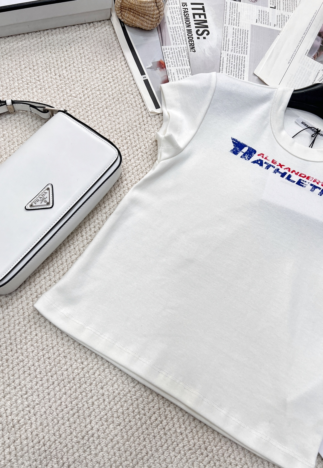 🆕Alexander Wang 经典字母印花短袖T恤 定制原版面料 手感柔软细腻，上身超级舒适 上身一级