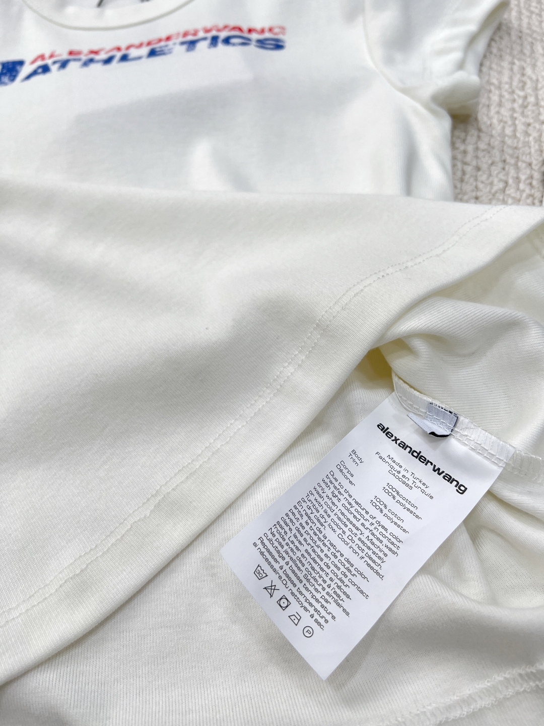 🆕Alexander Wang 经典字母印花短袖T恤 定制原版面料 手感柔软细腻，上身超级舒适 上身一级