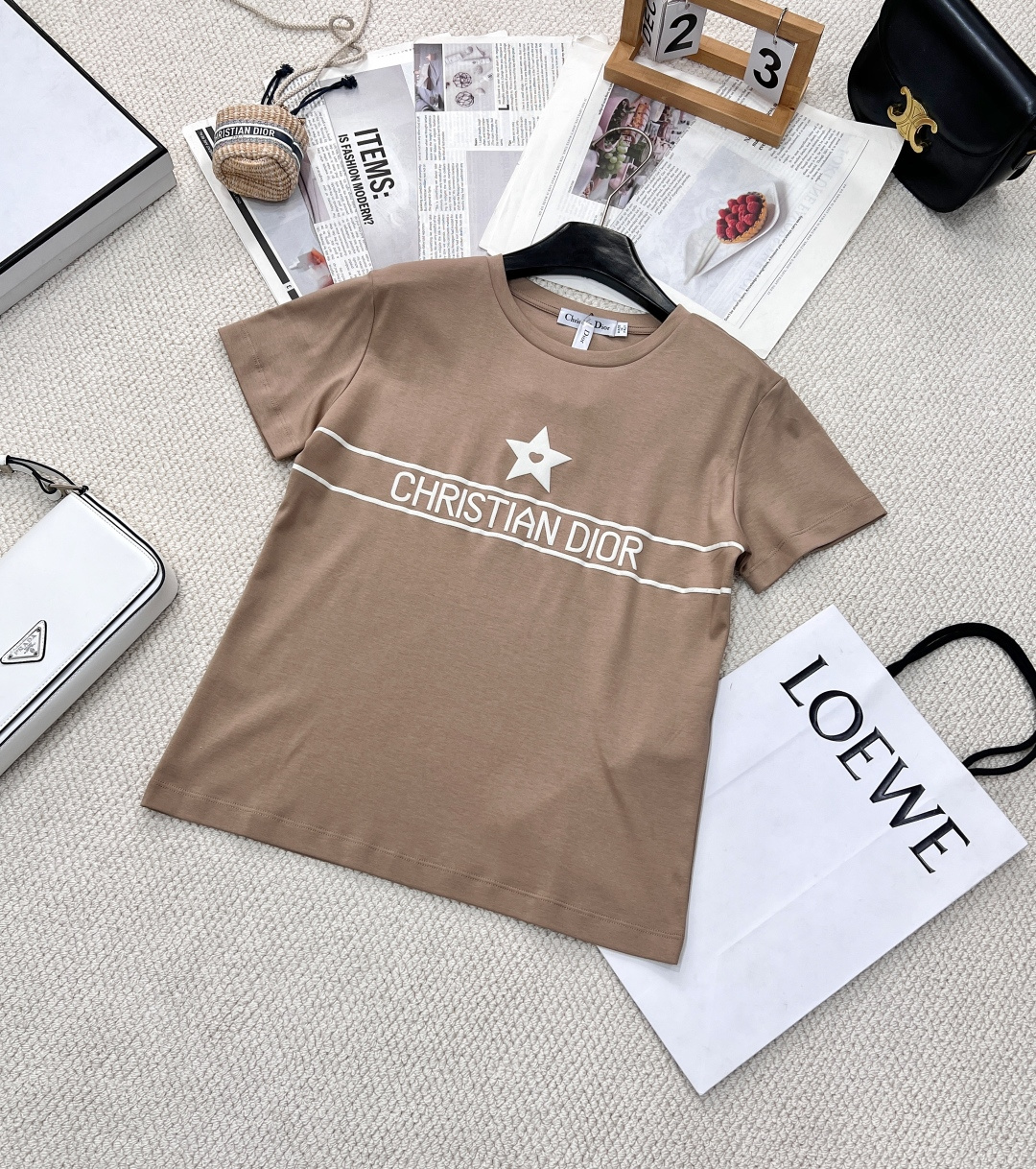 NO:312520,DIOR Five-pointed Star Foam Print Short-Sleeve T-shirt, Dior's clothes are not just elegant. Every time they are produced, they are tailor-made for women, they are so perfect. White and rich and beautiful must be included in high-end items. The classic style is elegant and elegant. The style is elegant and age-reducing girlish style. The noble girl's outfit is gentle and white moonlight. A short-sleeved girl that makes people fall in love with at a glance. She wears a simple and generous short-sleeved dress. The low-key luxury is about it. She looks slim and tall on the upper body!  The exquisite and low-key color scheme is full of texture. Paired with a skirt, jeans are all very elegant!  Complete three standards!  Two colors size sml,dior,dior,skirts,jeans,t-shirt,tees,t-shirt,alexander wang19860909DIOR 五角星字母泡沫印花短袖T恤,迪奥的衣服 不仅仅是优雅 每次出品都是为女性量身定制 都是那么完美 白富美必入高级单品,经典版型气质优雅减龄少女风 贵气千金穿搭温柔白月光让人一眼就会爱上的千金短袖穿上简洁大方 低调奢华说的就是它吧 上身显瘦又高挑！精致低调的配色充满质感 搭配半裙 牛仔裤都很气质！三标齐全！两色出 尺码sml,,dior,dior,skirts,jeans,T-shirt,tees，t-shirt,alexander wang,Women's clothing