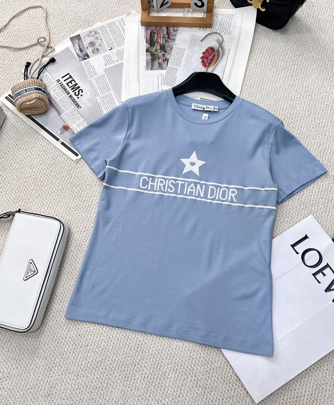 NO:312503,DIOR Five-pointed Star Foam Print Short-Sleeve T-shirt, Dior's clothes are not just elegant. Every time they are produced, they are tailor-made for women, they are so perfect. White and rich and beautiful must be included in high-end items. The classic style is elegant and elegant. The style is elegant and age-reducing girlish style. The noble girl's outfit is gentle and white moonlight. A short-sleeved girl that makes people fall in love with at a glance. She wears a simple and generous short-sleeved dress. The low-key luxury is about it. She looks slim and tall on the upper body!  The exquisite and low-key color scheme is full of texture. Paired with a skirt, jeans are all very elegant!  Complete three standards!  Two colors size sml , dior, dior, skirts, jeans, T-shirt, tees, t-shirt, alexander wang19860909DIOR 五角星字母泡沫印花短袖T恤,迪奥的衣服 不仅仅是优雅 每次出品都是为女性量身定制 都是那么完美 白富美必入高级单品,经典版型气质优雅减龄少女风 贵气千金穿搭温柔白月光让人一眼就会爱上的千金短袖穿上简洁大方 低调奢华说的就是它吧 上身显瘦又高挑！精致低调的配色充满质感 搭配半裙 牛仔裤都很气质！三标齐全！两色出 尺码sml 编,,dior,dior,skirts,jeans,T-shirt,tees，t-shirt,alexander wang,Women's clothing