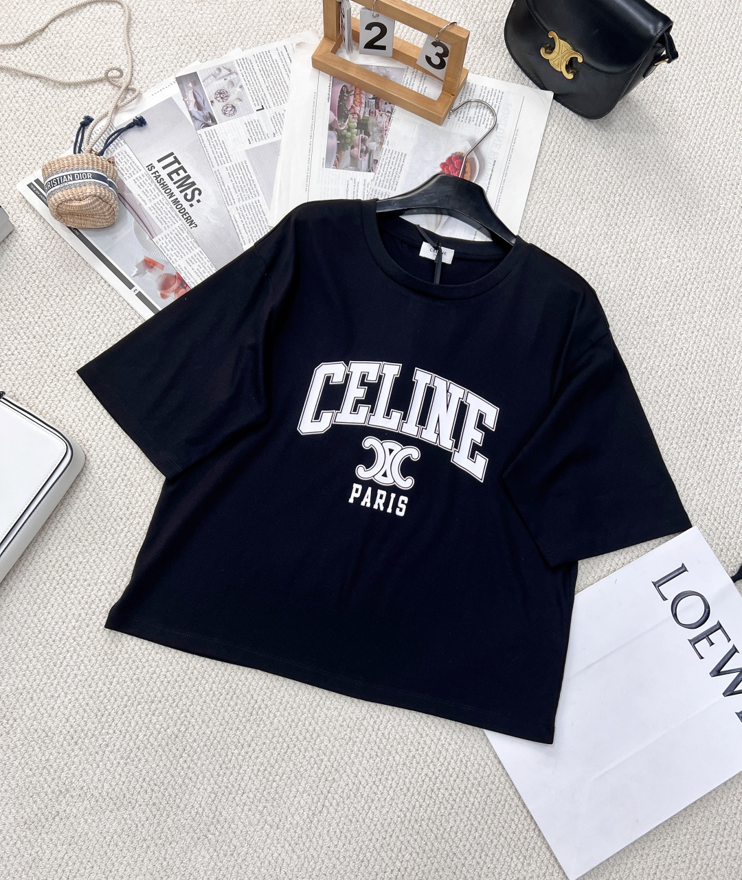 NO:312505,CELINE letter printed lazy short-sleeved T-shirt with shoulder-falling, different from the market version, printing process. Its craftsmanship characteristics are not easy to fall off, more three-dimensional and stylish. Shoulder-falling design. Randomly matched. Versatile and high-end. Slim and slim on the upper body. Premium tone. Retro, fashionable and high-end!  Classic style is not picky!  Simple, generous and fashionable!  Retro and fashionable, age-reducing~ Regular tailoring with round neck, single-handed bottoming, American retro T-shirts are really a skilled person who loves to reduce age. The upper body effect is really amazing. You must try it!  Size sml, celine, T-shirt,tees, t-shirt,alexander wang19860909CELINE 字母印花落肩慵懒短袖T恤,区别市场版本, 印花工艺 其工艺特性图案不易脱落 更加立体有型 落肩设计 随意搭配 百搭高级 上身修身显瘦 高级色调 复古时髦又高级！经典版型不挑人！简约大方好时髦！复古洋气减龄～圆领常规剪裁 打底单穿都 美式复古T恤真的是大爱减龄小能手 上身效果真的绝绝子 一定要试试看！ 尺码sml,,celine,T-shirt,tees，t-shirt,alexander wang,Women's clothing