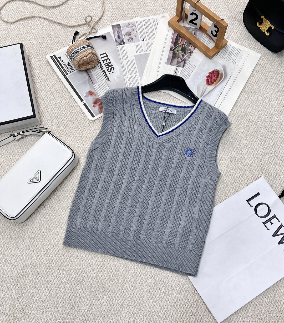 NO:312507,Loewo25Ss early spring new twist knitted sweater vest丨Exclusive yb development!  High-end production!  The essential item for fashion experts. Its simple V-neck design highlights an elegant temperament. The three-dimensional logo embroidery not only makes the vest more grand, but also highlights the proportional advantages of wide shoulders and small heads, making the overall lines more harmonious and smooth. This vest is a must-have item for every fashion expert who pursues elegance and quality. Size sml code, loewe, sweaters, alexander wang19860909Loewo25Ss早春新款麻花针织毛衣背心丨独家yb开发！高版出品！时尚达人的必备单品.其以简约的V领设计,彰显出一种优雅的气质.立体logo刺绣,不仅让背心更显大气,更突显了肩宽头小的比例优势,令整体线条更加和谐流畅.这件背心是每一个追求优雅和品质的时尚达人的必备单品两色出 尺码sml 编码,,loewe,sweaters,alexander wang,Women's clothing