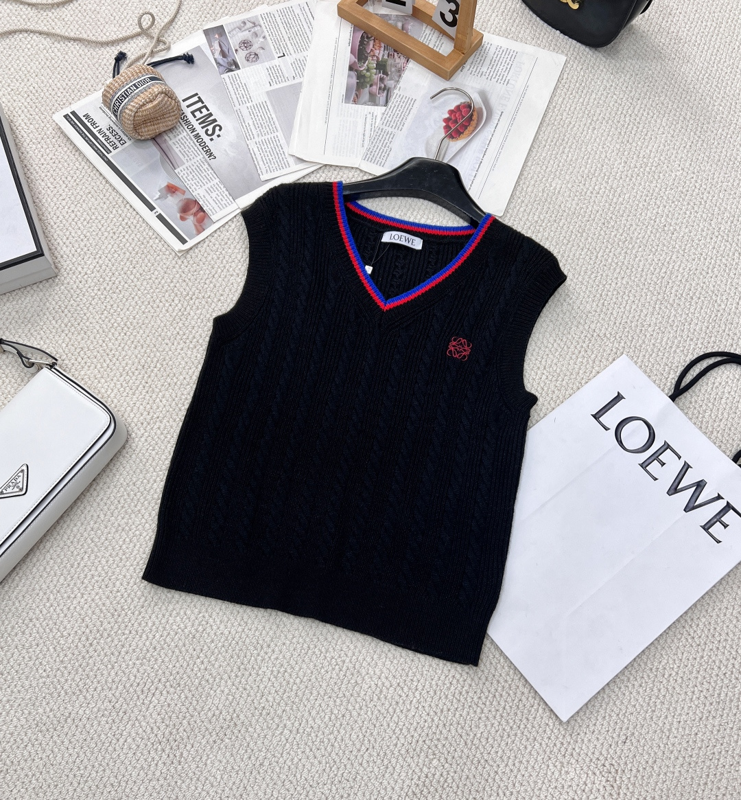 NO:312511,Loewo25Ss early spring new twist knitted sweater vest丨Exclusive yb development!  High-end production!  The essential item for fashion experts. Its simple V-neck design demonstrates an elegant temperament. The three-dimensional logo embroidery not only makes the vest more grand, but also highlights the proportional advantages of wide shoulders and small heads, making the overall lines more harmonious and smooth. This vest is a must-have item for every fashion expert who pursues elegance and quality. Size sml code X,,loewe, sweaters, alexander wang19860909Loewo25Ss早春新款麻花针织毛衣背心丨独家yb开发！高版出品！时尚达人的必备单品.其以简约的V领设计,彰显出一种优雅的气质.立体logo刺绣,不仅让背心更显大气,更突显了肩宽头小的比例优势,令整体线条更加和谐流畅.这件背心是每一个追求优雅和品质的时尚达人的必备单品两色出 尺码sml 编码X,,loewe,sweaters,alexander wang,Women's clothing