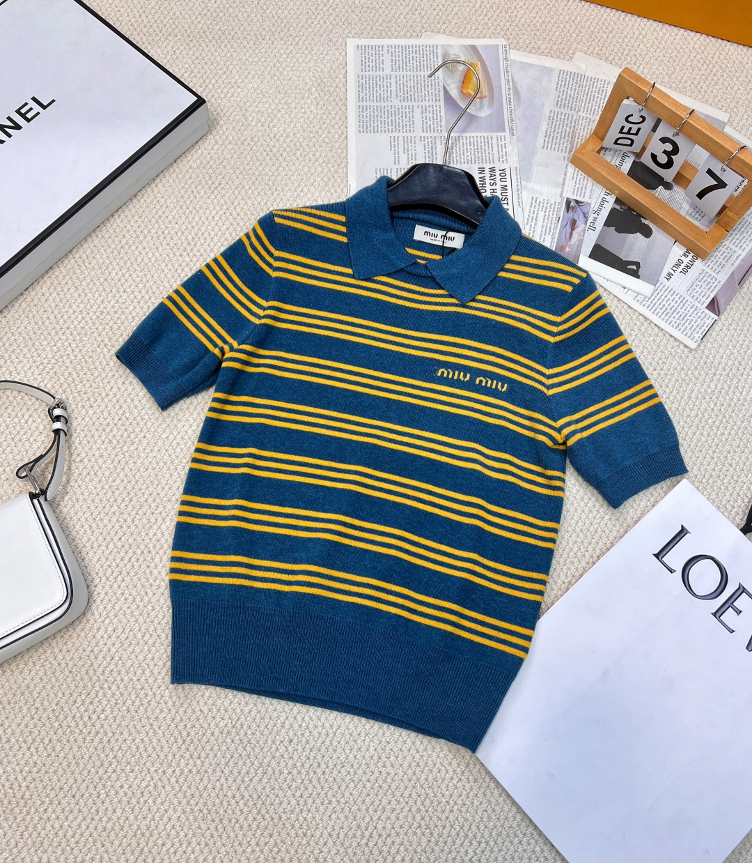 NO:312522,Miumiu2025 new alphabet jacquard striped knitted short sleeves, customized YB wool knitted material, delicate and soft, comfortable to wear, exquisite lapel short sleeves style, classic collar design, threaded edges and cuff hem echo, decorated with plain colors that are different from the large body striped pattern, strong retro college style, playful and age-reducing, easy to control when traveling or easy to get together, customized surface accessories, two colors and three standards are complete, size sml code M87,,miumiu, T-shirt,alexander wang19860909Miumiu2025新款字母提花条纹针织短袖,定制YB羊毛针织材质 细腻柔软 穿搭舒适 精致翻领短袖版型 经典领设计 螺纹包边细节满分 领边和袖口衣摆相呼应 饰以与大身条纹图案相异的素色 复古学院风格强烈 俏皮减龄显白 日常出行或轻松聚会轻松驾驭 定制面辅料 认准版本两色出三标齐全 尺码sml 编码M87,,miumiu,T-shirt,alexander wang,Women's clothing