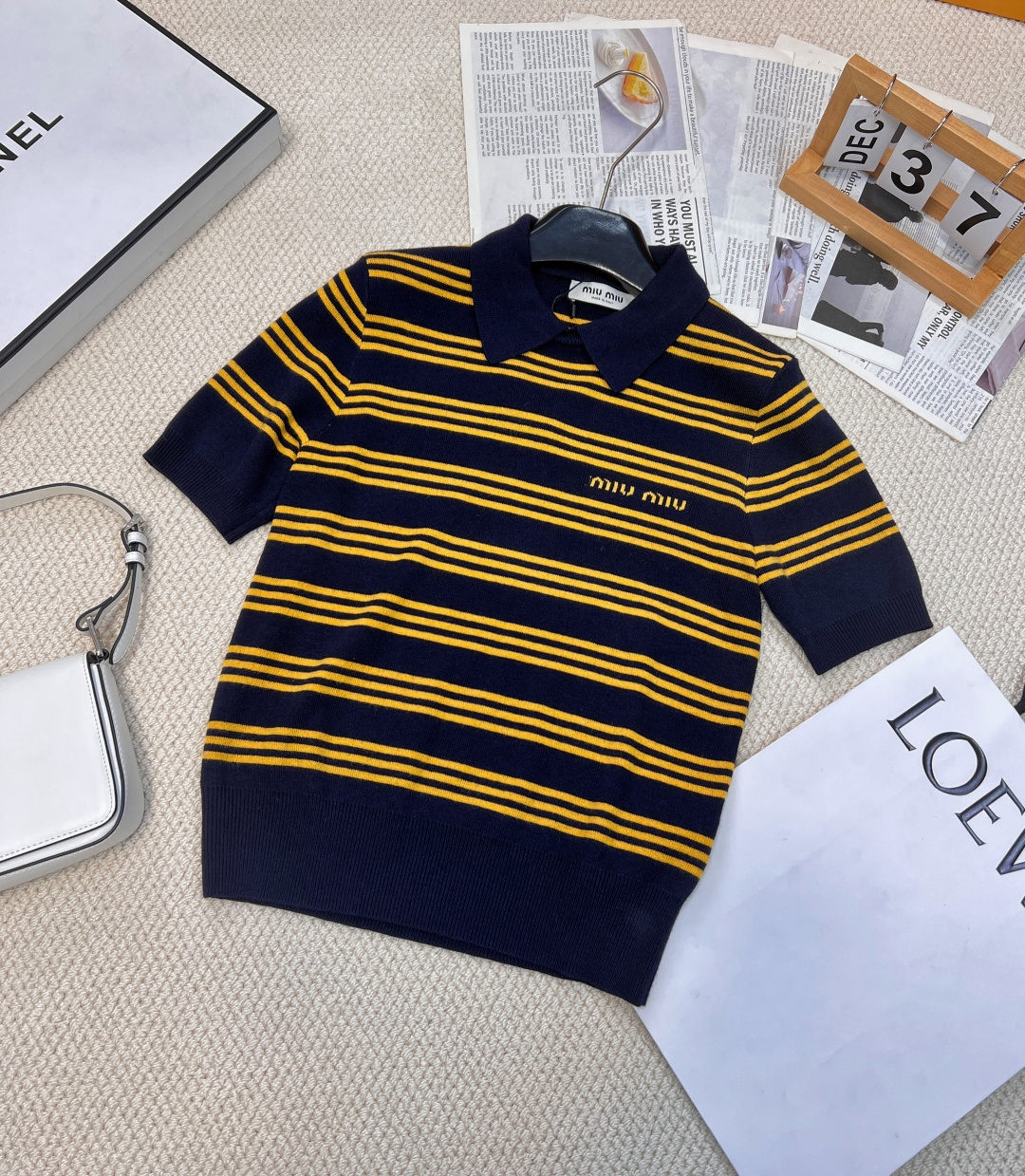 NO:312528,Miumiu2025 new alphabet jacquard striped knitted short sleeves, customized YB wool knitted material, delicate and soft, comfortable to wear, exquisite lapel short sleeves style, classic collar design, threaded edges and cuff hem echo, decorated with plain colors that are different from the large body striped pattern, strong retro college style, playful and age-reducing, easy to control when traveling or easy to get together, customized surface accessories, two colors and three standards are complete, size sml, edited,,miumiu, T-shirt,alexander wang19860909Miumiu2025新款字母提花条纹针织短袖,定制YB羊毛针织材质 细腻柔软 穿搭舒适 精致翻领短袖版型 经典领设计 螺纹包边细节满分 领边和袖口衣摆相呼应 饰以与大身条纹图案相异的素色 复古学院风格强烈 俏皮减龄显白 日常出行或轻松聚会轻松驾驭 定制面辅料 认准版本两色出三标齐全 尺码sml 编,,miumiu,T-shirt,alexander wang,Women's clothing