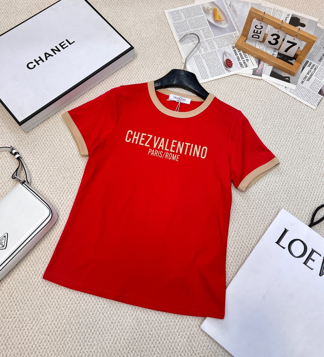 NO:312534,Valentin*2025 new contrasting round-neck letter short sleeves, customized YB native cotton material, breathable and comfortable, full texture, slim T-shirt cut, highlighting the brand style, made of gram-weight pure cotton, slightly elastic, giving a slim visual effect, threaded edges in the same color, hand sleeves with neckline, iconic flocking letter logo embellishment on the chest, the brand's own simple and fashionable feeling is instantly revealed, white refreshing, red fashionable, create a personalized style at will, single wear inner wear is brilliant and fashionable, customized surface accessories, three standards are complete and two colors are available in the correct version, Size sml code,,valentino,T-shirt,tees,t-shirt,alexander wang19860909Valentin*2025新款撞色圆领字母短袖,定制YB原生全棉材质 透气舒适 质感十足 修身T恤裁剪 凸显品牌格调 采用克重纯棉制成 略带有弹力 呈现显瘦视觉效果 同色系螺纹包边于领口手袖 胸前标志性植绒字母徽标点缀 品牌自带的简约时尚感立现 白色清爽 红色洋气 随心打造个性风格 单穿内搭都出彩时髦 定制面辅料 认准版本三标齐全两色出 尺码sml 编码,,valentino,T-shirt,tees，t-shirt,alexander wang,Women's clothing