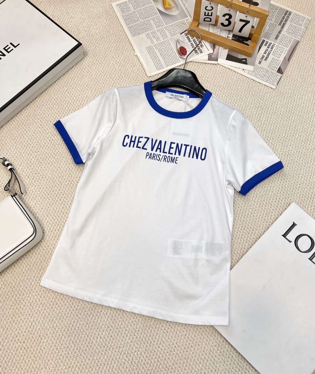 NO:312540,Valentin*2025 new contrasting round-neck letter short sleeves, customized YB native cotton material, breathable and comfortable, full texture, slim T-shirt cut, highlighting the brand style, made of gram-weight pure cotton, slightly elastic, giving a slim visual effect, threaded edges in the same color, hand sleeves with neckline, iconic flocking letter logo embellishment on the chest, the brand's own simple and fashionable feeling is instantly revealed, white refreshing, red fashionable, create a personalized style at will, single wear inner wear is brilliant and fashionable, customized surface accessories, three standards are complete and two colors are available in the correct version, Size sml code,,valentino,T-shirt,tees,t-shirt,alexander wang19860909Valentin*2025新款撞色圆领字母短袖,定制YB原生全棉材质 透气舒适 质感十足 修身T恤裁剪 凸显品牌格调 采用克重纯棉制成 略带有弹力 呈现显瘦视觉效果 同色系螺纹包边于领口手袖 胸前标志性植绒字母徽标点缀 品牌自带的简约时尚感立现 白色清爽 红色洋气 随心打造个性风格 单穿内搭都出彩时髦 定制面辅料 认准版本三标齐全两色出 尺码sml 编码,,valentino,T-shirt,tees，t-shirt,alexander wang,Women's clothing