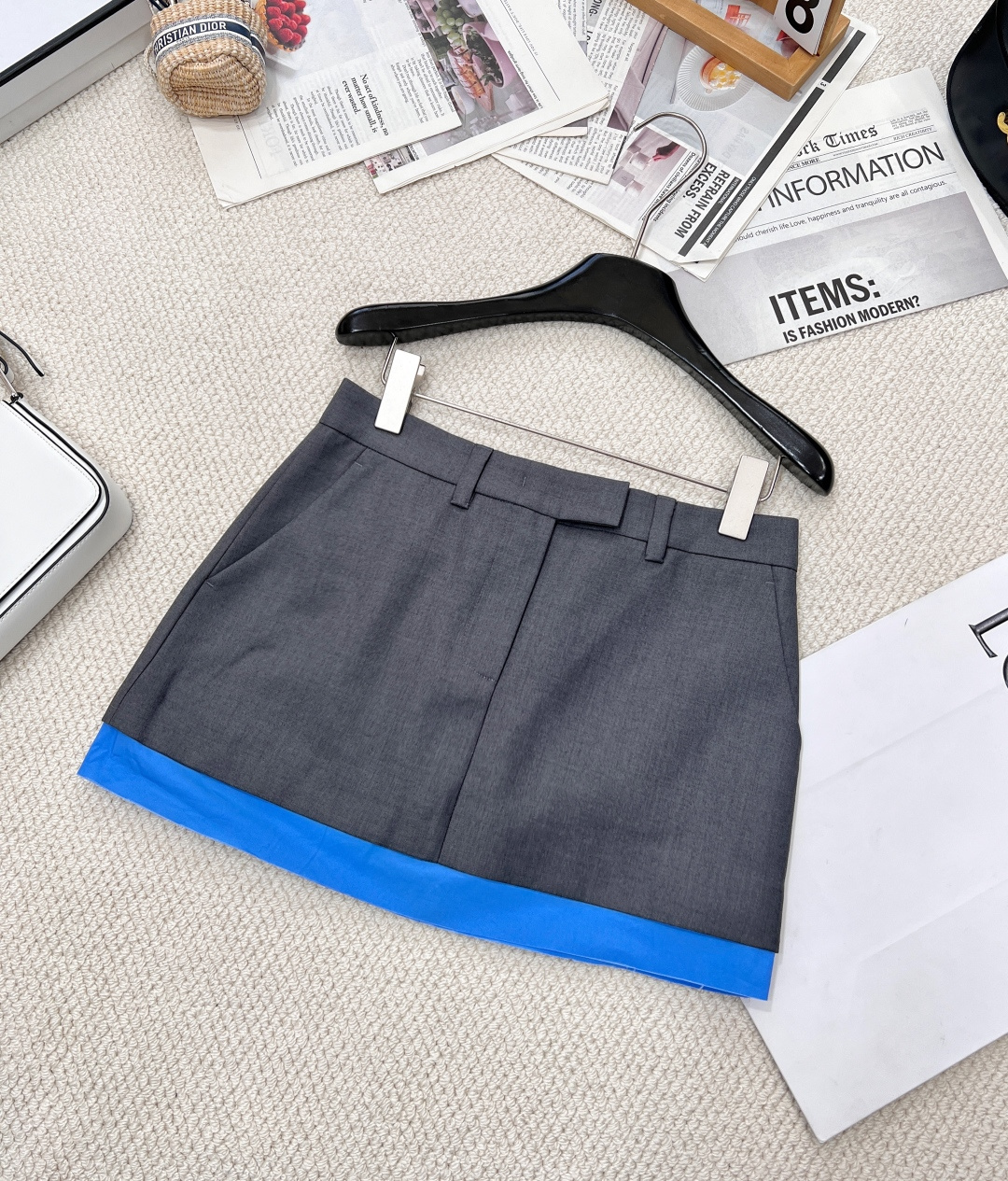 NO:313108,MIUMIU patch embroidered letter splicing suit skirt’ custom wool worsted fabric, with a great drape and a very high-end gray!  The upper body immediately highlights the high-end retro feeling, and the rear pocket letter embroidered logo is very good. The workmanship and texture are both cool and sweet. The upper body immediately highlights the high-end retro feeling. The leisurely and elegant retro style is combined with classic logos. The casual and elegant retro style is combined with classic logos. It is relaxed, versatile, casual and natural. Full of sweet and cool girlish feeling. The simple and leisurely commuting style combines modern atmosphere and reinterprets the basic style with a different detail design. It has anti-exposure safety lining shorts, and is available in large quantities!  Size sml code M, miumiu, skirts, shorts, business suit, alexander wang19860909MIUMIU 贴布绣字母拼接西装半裙’定制羊毛精纺面料,垂感超好 很高级的灰色！ 上身立刻凸显高级复古感,后口袋字母刺绣贴饰徽标 做工和质感都很赞,一套入手搭配,又酷又甜~ 上身立刻凸显高级复古感 闲适优雅的复古时髦格调糅合经典标识的休闲系列 轻松百搭随性自然 满满的甜酷少女感 简约闲适的通勤风格,糅合摩登氛围以别样的细节设计重释基础款式,内有防走光安全里衬短裤,大货出！ 尺码sml 编码M,,miumiu,skirts,shorts,business suit,alexander wang,Women's clothing