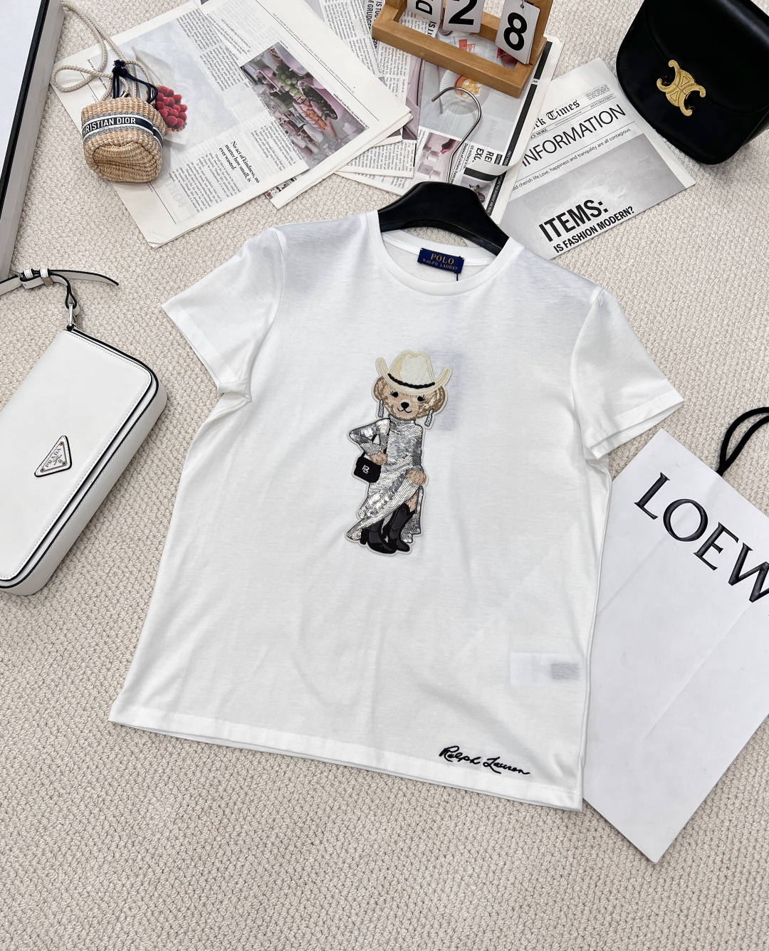 NO:313112,Ralph Lauren's new high-luxury new series is launched to wear a sequin evening gift. It uses soft cotton fabrics to choose durable and anti-wear pure cotton fabrics. It is comfortable to wear and without restraint. The texture is absolutely perfect. The modern and fashionable little bear Zhangzi is very complex and detailed. It is lifelike and simple and high-end. In the minimalist style, the casual style continues to be casual and free to get fashionable and full of high-end feeling. It is really a versatile T-shirt that can be closed and you can see the eyes is complete!  Large-scale size sml, loro piana,tees,t-shirt,alexander wang19860909Ralph Lauren高奢新款系列全新上线穿亮片晚礼的小熊T 恤, 采用柔软的棉质面料特选耐穿抗磨的纯棉面料,穿起来舒服不拘束质感绝绝子摩登时尚的小熊章仔非常复杂细致的工艺活栩栩如生,简单又高级 在极简的款式上,延续随性自在的版型轻松get时髦度随意搭配都高级感满满,真的可以闭眼入的百搭款T恤三标齐全！大货出 尺码sml 编,,loro piana,tees，t-shirt,alexander wang,Women's clothing