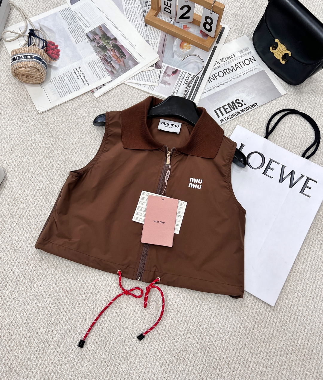 NO:313102,Miumiu's new lapel charge vest, custom YB imported charge nylon material, breathable and comfortable, full texture, lapel zipper vest jacket and shorts, large body, vest hem, elastic and fit the body, short style is lighter and flexible, low-key to match the chest logo, show taste, match with the same series of shorts, cork drawstrings to light up details, symmetrical pocket zipper design, easy storage, first-class effect to get rid of bloat, enhance the fashion of outdoor activities, any casual outfit, outstanding fashionable custom face accessories, identify the version, two colors!  Size sml code M, miumiu, shorts, jackets & coats, alexander wang19860909Miumiu新款翻领冲锋马甲、定制YB进口冲锋尼龙材质 透气舒适 质感十足 翻领拉链马甲外套短裤 大身通体素色 马甲下摆松紧贴合身型 短款版型更轻便灵活 配合胸前徽标低调彰显品味 搭配同系列短裤 绞花抽绳点亮细节 对称口袋拉链设计 轻松收纳 摆脱臃肿效果一流 提升户外活动穿搭的时尚度 随意外搭都出彩时髦 定制面辅料 认准版本,两色出！ 尺码sml 编码M,,miumiu,shorts,jackets & coats,alexander wang,Women's clothing