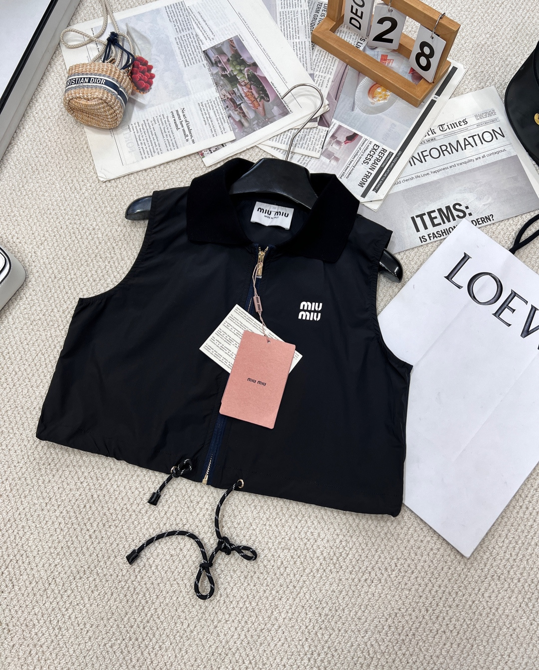 NO:313106,Miumiu's new lapel charge vest, custom YB imported charge nylon material, breathable and comfortable, full texture, lapel zipper vest jacket and shorts, large body, vest hem, elastic and fit the body, short style is lighter and flexible, low-key to match the chest logo, show taste, match with the same series of shorts, cork drawstrings to light up details, symmetrical pocket zipper design, easy storage, first-class effect to get rid of bloat, enhance the fashion of outdoor activities, any casual outfit, outstanding fashionable custom face accessories, identify the version, two colors!  Size sml code M, miumiu, shorts, jackets & coats, alexander wang19860909Miumiu新款翻领冲锋马甲、定制YB进口冲锋尼龙材质 透气舒适 质感十足 翻领拉链马甲外套短裤 大身通体素色 马甲下摆松紧贴合身型 短款版型更轻便灵活 配合胸前徽标低调彰显品味 搭配同系列短裤 绞花抽绳点亮细节 对称口袋拉链设计 轻松收纳 摆脱臃肿效果一流 提升户外活动穿搭的时尚度 随意外搭都出彩时髦 定制面辅料 认准版本,两色出！ 尺码sml 编码M,,miumiu,shorts,jackets & coats,alexander wang,Women's clothing