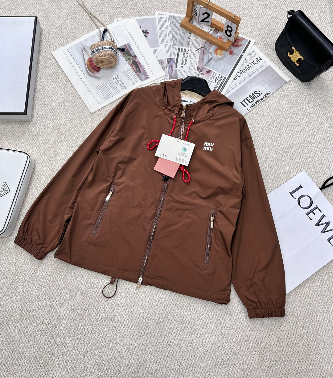 NO:313107,Miumiu25Ss early spring new thin technology fabric sunscreen drawstring hooded jacket   drawstring shorts set | Exclusive yb development!  High-end production!  The texture is crisp and stylish, the upper body is comfortable and breathable, and the three-dimensional letter decoration is decorated with the following siding. The pocket leather edge contrast color is contrasted. The drawstring adjustment is echoed. The latest series is high-profile and fashionable. The complete set is fashionable and age-reducing. Single!  Size sml jacket code shorts code, miumiu, shorts, jackets & coats,hats,alexander wang19860909Miumiu25Ss早春新款薄款科技面料防晒抽绳连帽外套 抽绳短裤套装丨独家yb开发！高版出品！质感挺括有型 上身舒适透气 饰以下摆立体字母装饰 口袋皮革包边撞色 抽绳调节呼应 连帽设计 最新系列 高调时髦 成套出街洋气减龄 单出！ 尺码sml 外套编码 短裤编码,,miumiu,shorts,jackets & coats,hats,alexander wang,Women's clothing