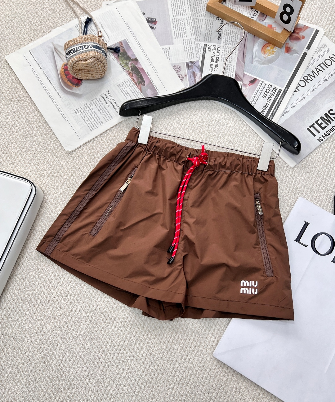 NO:313111,Jacket code Shorts code Miumiu25Ss early spring new thin technology fabric sunscreen drawstring hooded jacket   drawstring shorts set | Exclusive yb development!  High-end production!  The texture is crisp and stylish, the upper body is comfortable and breathable, and the three-dimensional letter decoration is decorated with the following siding. The pocket leather edge contrast color is contrasted. The drawstring adjustment is echoed. The latest series is high-profile and fashionable. The complete set is fashionable and age-reducing. Single!  Sizes, miumiu, shorts, jackets & coats, hats, alexander wang19860909外套编码 短裤编码Miumiu25Ss早春新款薄款科技面料防晒抽绳连帽外套 抽绳短裤套装丨独家yb开发！高版出品！质感挺括有型 上身舒适透气 饰以下摆立体字母装饰 口袋皮革包边撞色 抽绳调节呼应 连帽设计 最新系列 高调时髦 成套出街洋气减龄 单出！ 尺码s,,miumiu,shorts,jackets & coats,hats,alexander wang,Women's clothing