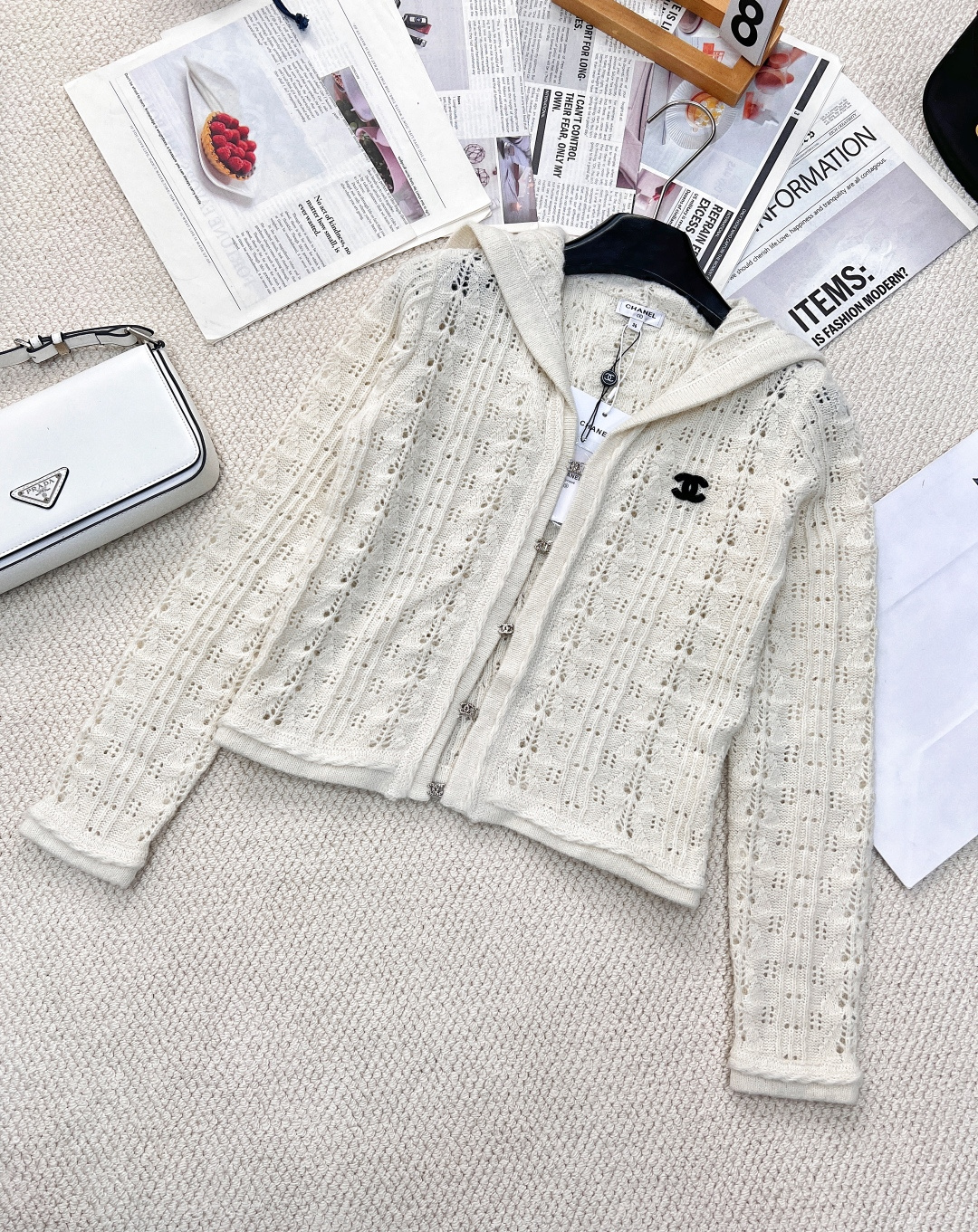 NO:313103,CHANEL New hollow pattern navy cardigan Korean fashionable single-breasted hollow sweater Customized button mold customization Select fixed dye yarn The texture is super delicate and soft, the walking little fragrance girl custom wool yarn woven, presenting a plush texture. The high-end autumn and winter color collision. The outfit shows the charm of temperament and charm. What a gentle cardigan. Both the style and the fabric are very textured. The off-white feels so clear. The heroine of the gentle French movie is the visual sense. The crochet flowers are beautiful and romantic~ The elegant sweet girl~ The healing style is high-value, and the three-standard product is complete. Size sml code, chanel, sweaters, alexander wang19860909CHANEL 新款镂空花纹海军风开衫韩式时髦单排扣镂空毛衣 纽扣开模定制 选用定染纱线 质感超级细腻柔软,行走的小香女孩定制羊毛纱线织造 呈现出毛绒肌理 高级的秋冬色系碰撞 穿搭出气质魅力,好温柔的开衫 无论是版型还是面料都很有质感 米白色好有清透感 温柔法式电影女主即视感 钩织花朵唯美浪漫～ 气质优雅的甜美少女～治愈系高颜值、三标齐全大货出 尺码sml 编码,,chanel,sweaters,alexander wang,Women's clothing