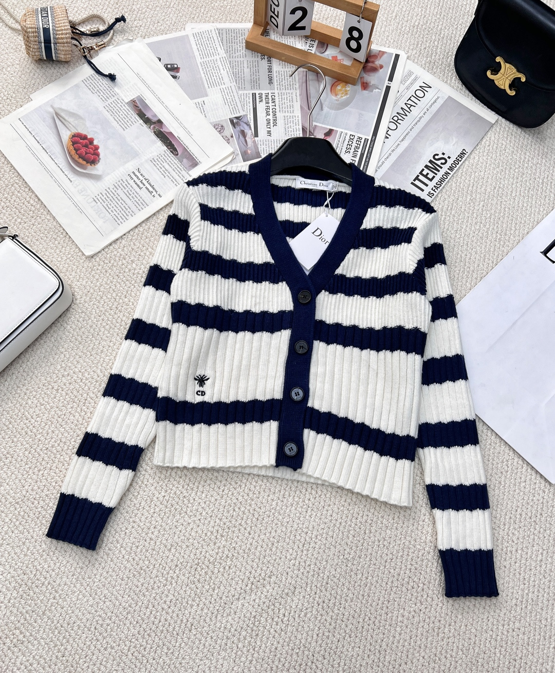 NO:313101,Dior's new striped little bee embroidered V-neck sweater is particularly sweet on the upper body, highlighting its temperament without losing its fashionable feel!  The iconic bar pattern is paired with a V-neck, elegant and intellectual, and the upper body is fashionable and slim!  A rich and beautiful woman must come in!  !  It uses imported fabrics, with excellent texture and comfortable texture. There is no need to say much about the upper body effect. If you understand, the first big item has been released!  Size sml, dior,alexander wang19860909Dior 新款条纹小蜜蜂刺绣V领针织衫上身特别甜美 凸显气质的同时又不失洋气感！标志性的条形图案搭配V领, 优雅知性 版型设计上身潮显瘦！白富美必入呀！！采用进口面料 质感超赞 质地舒服 上身效果自然不用多说啦 懂的来 首单大货已出！ 尺码sml 编,,dior,alexander wang,Women's clothing