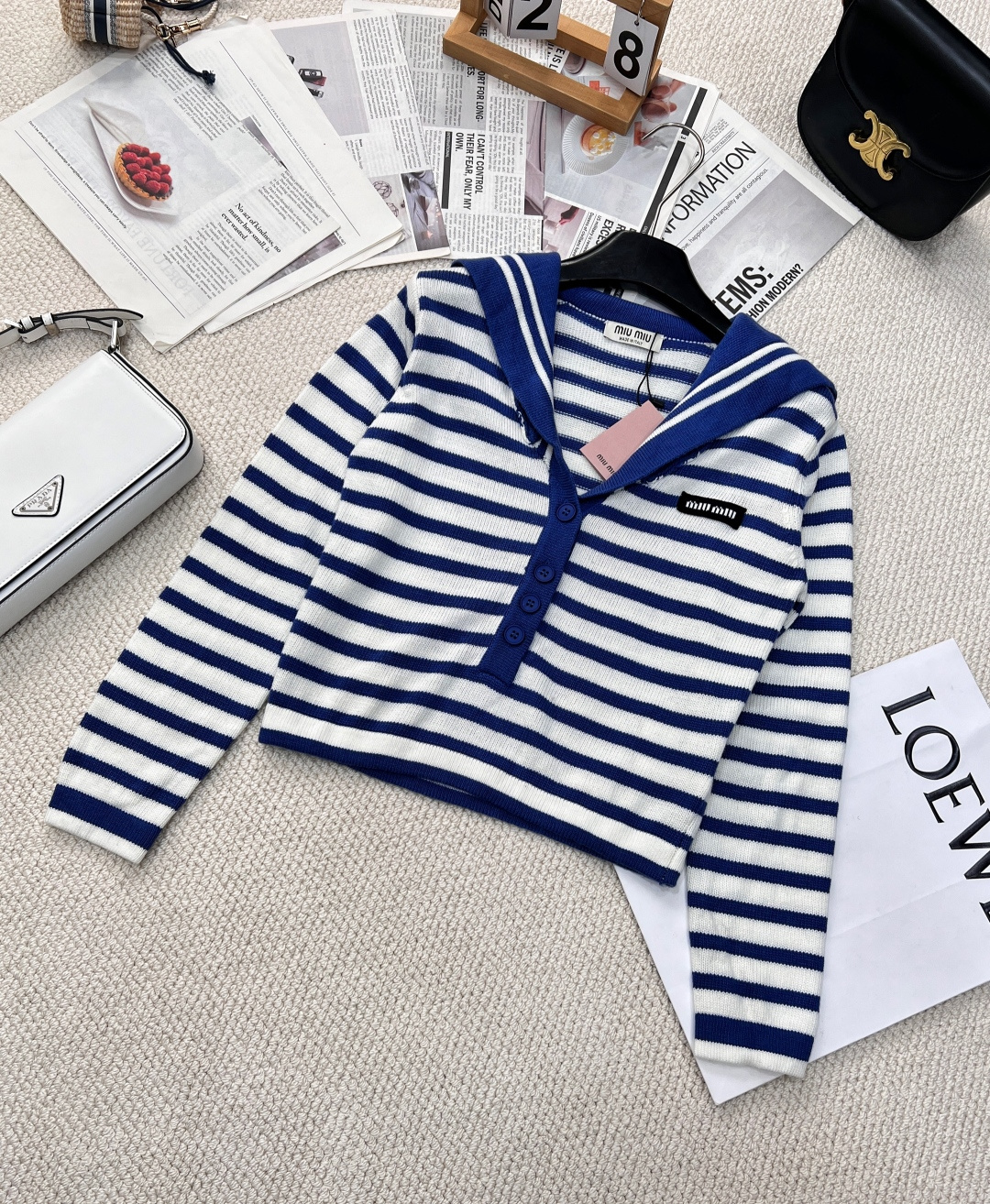 NO:313091,MIUMIU Navy-collar striped knitted wool cardigan uses imported wool yarn and feels soft and glutinous. Navy-style small lapel is the highlight of the highlight of the plus point. The full college style can be salty and sweet at a glance. Simple and generous. The short design is playful and age-reducing. The visually high and optimized proportions are the highlight of the classic contrasting striped splicing design. The letter logo embellishment of the college style youthful girlish feeling. It looks slim and versatile. Blue and white striped navy V-neck. The small lapel of the navy-style small lapel is the highlight of the highlight of the highlight of the full college style can be salty and sweet. Fall in love with it at a glance!  The college style is age-reducing and full of colors!  Size sml code M561320, miumiu, alexander wang19860909MIUMIU 海军领条纹针织羊毛开衫 采用进口羊毛纱线 手感软糯 海军风小翻领是加分亮点 满满的学院风可盐可甜一眼入的款 简约大方 短款设计俏皮减龄 视觉显高又优化比例 经典撞色条纹拼接设计字母logo贴皮点缀 学院风青春少女感 显瘦又百搭 蓝白条纹海军V领 海军风小翻领是加分亮点 满满的学院风可盐可甜 一眼爱上！ 学院风减龄又洋溢 两色出！ 尺码sml 编码M561320,,miumiu,alexander wang,Women's clothing