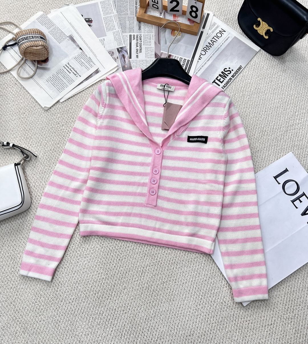 NO:313097,MIUMIU Navy-collar striped knitted wool cardigan uses imported wool yarn and feels soft and glutinous. Navy-style small lapel is the highlight of the highlight of the plus point. The full college style can be salty and sweet at a glance. Simple and generous. The short design is playful and age-reducing. The visually high and optimized proportions are the highlight of the classic contrasting striped splicing design. The letter logo embellishment of the college style youthful girlish feeling. It looks slim and versatile. Blue and white striped navy V-neck. The small lapel of the navy-style small lapel is the highlight of the highlight of the highlight of the full college style can be salty and sweet. Fall in love with it at a glance!  The college style is age-reducing and full of colors!  Size sml, miumiu,alexander wang19860909MIUMIU 海军领条纹针织羊毛开衫 采用进口羊毛纱线 手感软糯 海军风小翻领是加分亮点 满满的学院风可盐可甜一眼入的款 简约大方 短款设计俏皮减龄 视觉显高又优化比例 经典撞色条纹拼接设计字母logo贴皮点缀 学院风青春少女感 显瘦又百搭 蓝白条纹海军V领 海军风小翻领是加分亮点 满满的学院风可盐可甜 一眼爱上！ 学院风减龄又洋溢 两色出！ 尺码sml 编,,miumiu,alexander wang,Women's clothing