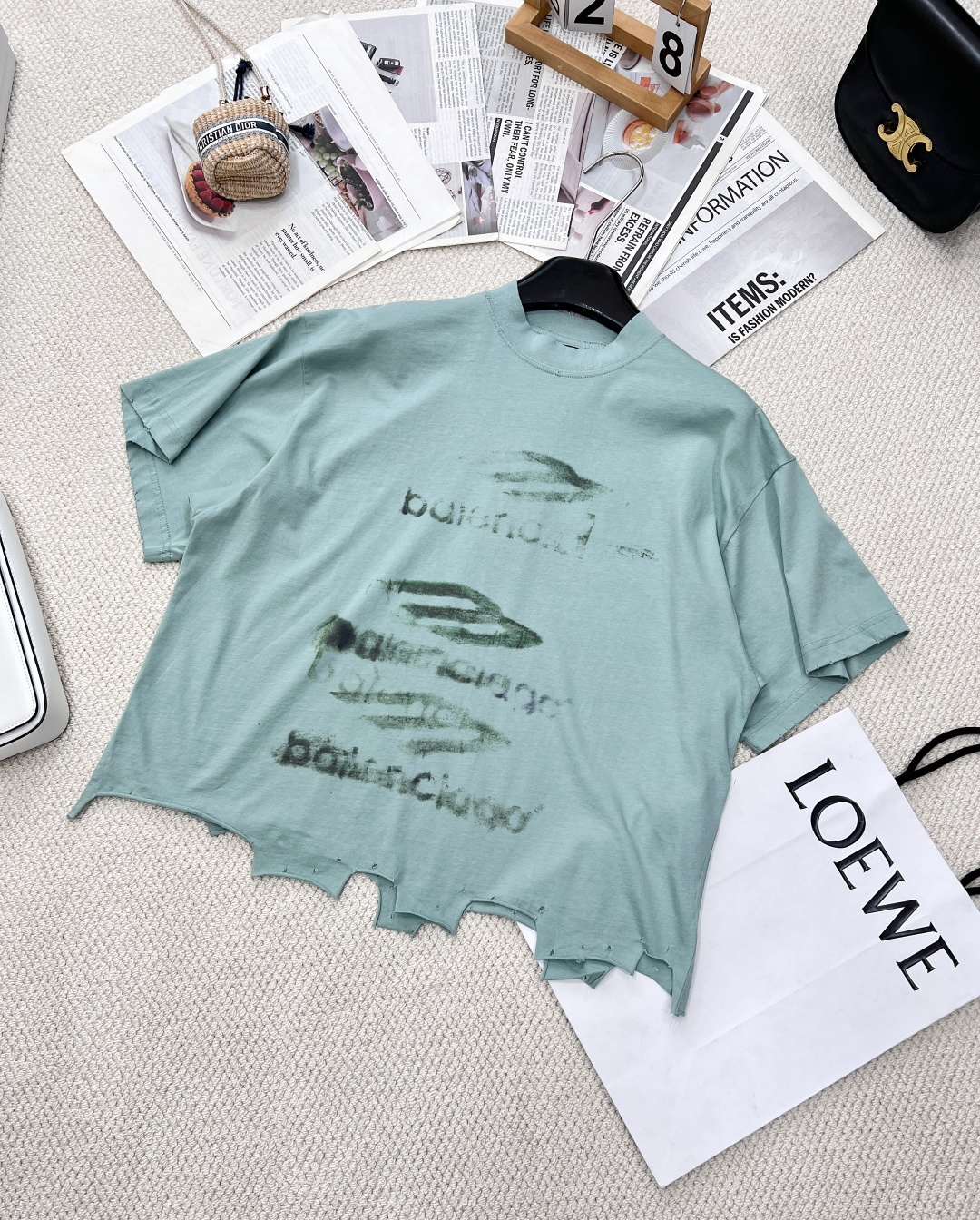 NO:313076,Balenciaga 2025 new round neck printed old letter short-sleeved T-shirt, customized YB native cotton material, breathable and comfortable, full texture, loose short-sleeved T-shirt cut to highlight the brand style, made of gram-weight pure cotton, slightly elastic, presenting a slimming visual effect, brand letter logo pattern printed on the chest, multiple smudges and bleaching holes are used to make the same treatment, echoing the wool fleece edge hem, highlighting the brand fashion sense, full of creativity, brand high-end design sense, outstanding and fashionable, customized face and auxiliary materials are complete!  Two colors are outstanding!  Size sml code, balenciaga, T-shirt,tees, t-shirt,alexander wang19860909Balenciaga2025新款圆领印花作旧字母短袖T恤,定制YB原生全棉材质 透气舒适 质感十足 宽松短袖T恤裁剪 凸显品牌格调 采用克重纯棉制成 略带有弹力 呈现显瘦视觉效果 胸前印有品牌字母徽标图案 多重晕染磨毛破洞做旧处理 与毛絮边衣摆呼应 彰显个性魅力 凸显品牌时尚感 充满创意 品牌高级设计感拉满 单穿内搭都出彩时髦 定制面辅料三标齐全！两色出！ 尺码sml 编码,,balenciaga,T-shirt,tees，t-shirt,alexander wang,Women's clothing