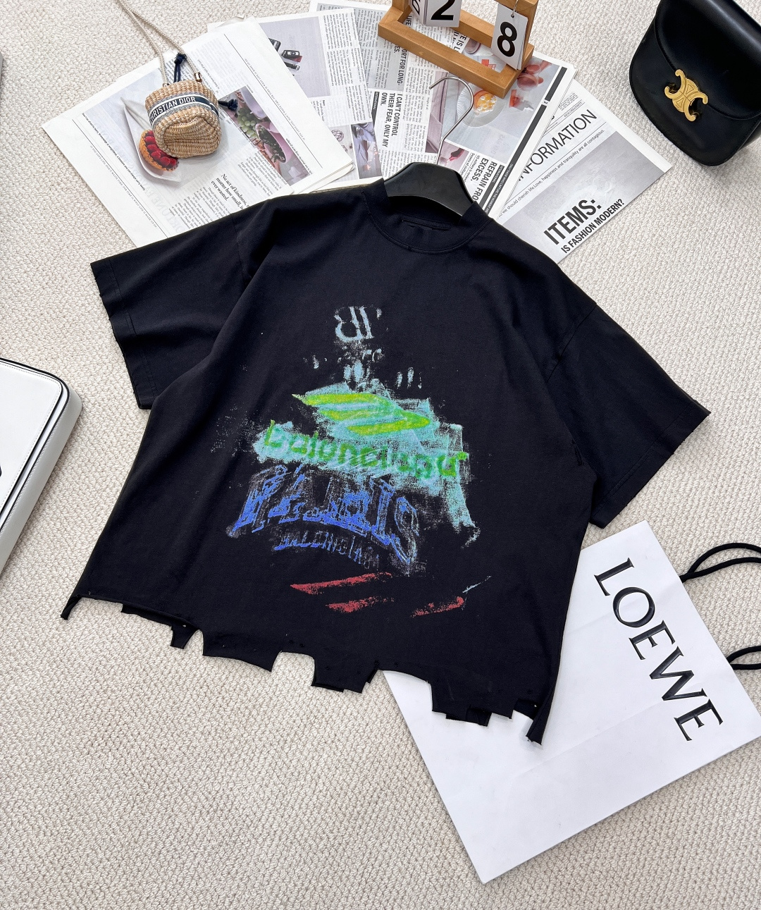 NO:313082,Balenciaga 2025 new round neck printed old letter short-sleeved T-shirt, customized YB native cotton material, breathable and comfortable, full texture, loose short-sleeved T-shirt cut to highlight the brand style, made of gram-weight pure cotton, slightly elastic, presenting a slimming visual effect, brand letter logo pattern printed on the chest, multiple smudges and bleaching holes are used to make the same treatment, echoing the wool fleece edge hem, highlighting the brand fashion sense, full of creativity, brand high-end design sense, outstanding and fashionable, customized face and auxiliary materials are complete!  Two colors are outstanding!  Size sml code B981250,,balenciaga,T-shirt,tees,t-shirt,alexander wang19860909Balenciaga2025新款圆领印花作旧字母短袖T恤,定制YB原生全棉材质 透气舒适 质感十足 宽松短袖T恤裁剪 凸显品牌格调 采用克重纯棉制成 略带有弹力 呈现显瘦视觉效果 胸前印有品牌字母徽标图案 多重晕染磨毛破洞做旧处理 与毛絮边衣摆呼应 彰显个性魅力 凸显品牌时尚感 充满创意 品牌高级设计感拉满 单穿内搭都出彩时髦 定制面辅料三标齐全！两色出！ 尺码sml 编码B981250,,balenciaga,T-shirt,tees，t-shirt,alexander wang,Women's clothing