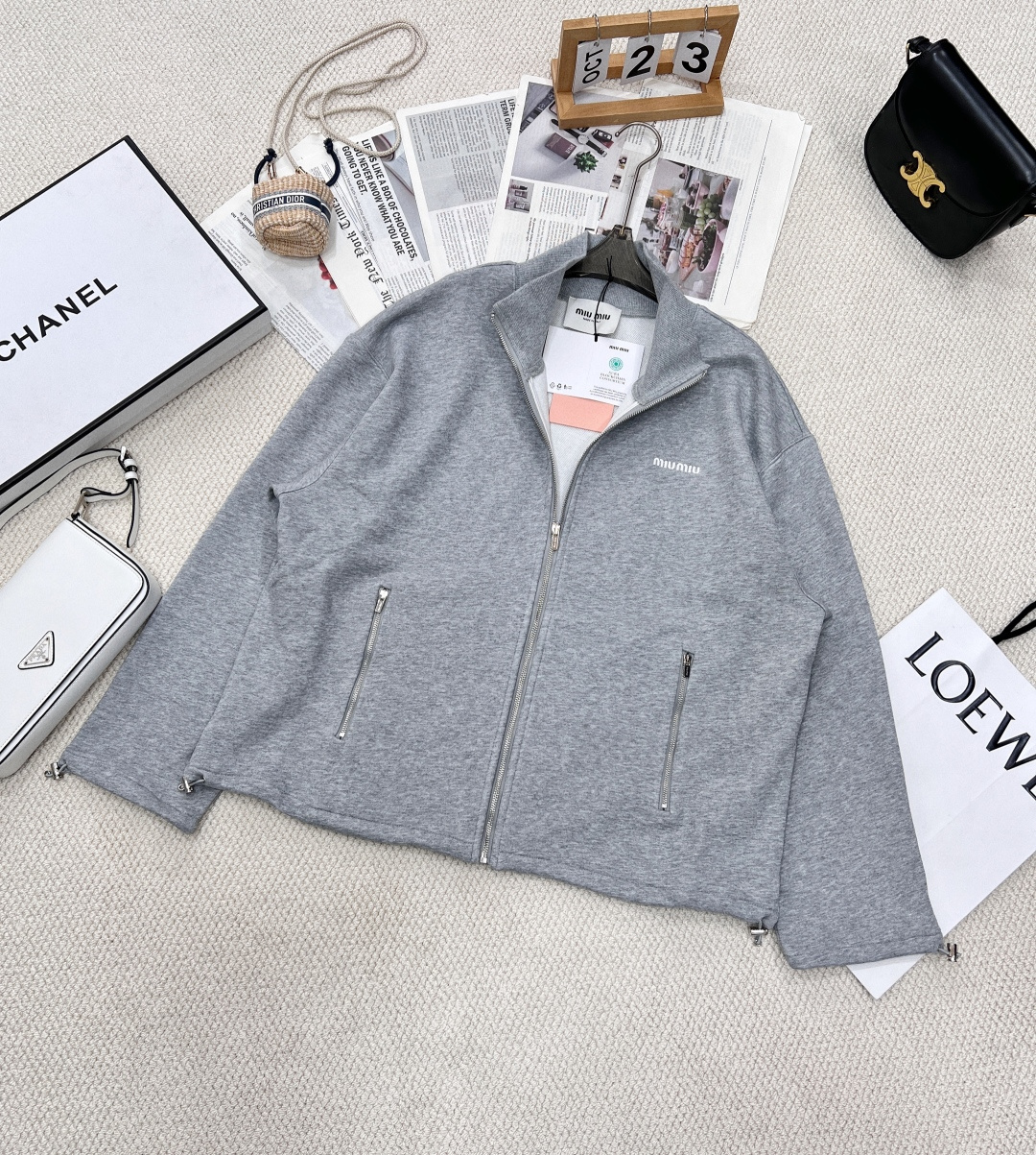 NO:320278,Miumiu 2025 new small turtleneck zipper jacket, customized YB twill cotton material, comfortable and soft, fashionable outfit. Small turtleneck lapel two-wear zipper jacket, front zipper paired with cuff drawstring, brand letter logo is incorporated on the chest, brightened with dark edge contour, low-key highlights the brand's personality charm, can be easily controlled during daily travel or leisure and entertainment, fashionable and relaxed, customized surface accessories, accurate version monochrome, complete three standards!  Large-scale size sml code M, miumiu, jackets & coats, alexander wang19860909Miumiu2025新款小高领拉链外套,定制YB斜纹全棉材质 舒适软糯 穿搭洋气 小高领翻领两穿拉链外套,前襟拉链搭配袖口抽绳处理 胸前融入品牌字母标识 配合深色包边轮廓提亮 低调彰显了品牌个性魅力 穿搭日常出行还是休闲娱乐 都能轻松驾驭 时尚松弛 定制面辅料 认准版本单色,三标齐全！大货出 尺码sml 编码M,,miumiu,jackets & coats,alexander wang,Women's clothing