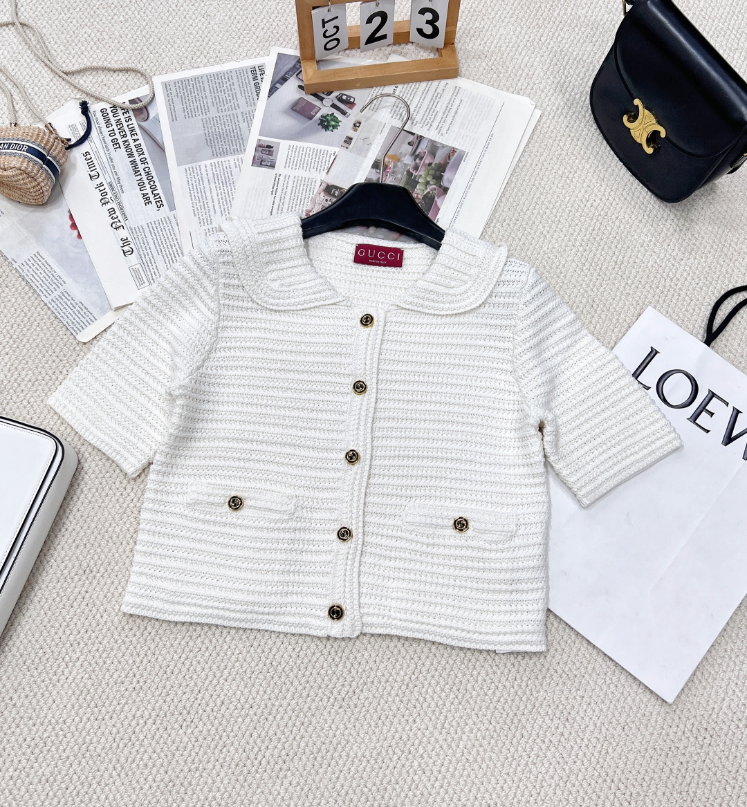 NO:320246,Gucci knitted doll collar small fragrance style knitted cardigan is clever and has a classic doll collar, which is well-behaved and age-reducing. The details of metal buttons and pockets inadvertently reveal luxury. Whether you are strolling on the beach or checking in the streets, you can easily and brilliantly. ~ Beige looks white, Super Girl, the classic hot product is continued online!  !  Everyone can easily hold this version. Customized hardware logo with a full sense of high-end quality. Three-standard complete spring and autumn. Wearing a cardigan in a huge and versatile way. Daily matching. It is a must-have item when you go out to play. Don’t miss the higher version if you like it. Size sml code G, gucci, alexander wang19860909Gucci 编织娃娃领小香风针织开衫挺括版型搭配经典娃娃领,乖巧又减龄.金属纽扣与口袋细节,不经意间流露奢华.无论是漫步海滨还是打卡街头,都能让你轻松出彩 .～米色很显白 超级少女 经典爆款在线延续！！最高版本这个版型谁都能轻松Hold住 开模定制五金Logo 满满的高级感 三标齐全春秋天当开衫穿 巨百搭 日常搭配 出街游玩都是必备单品 喜欢的宝宝千万不要错过啦高版本 尺码sml 编码G,,gucci,alexander wang,Women's clothing