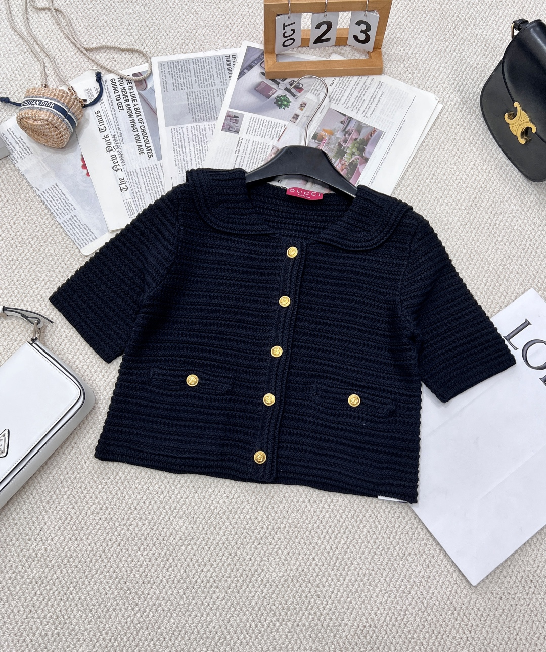 NO:320250,Gucci knitted doll collar small fragrance style knitted cardigan is clever and has a classic doll collar, which is well-behaved and age-reducing. The details of metal buttons and pockets inadvertently reveal luxury. Whether you are strolling on the beach or checking in the streets, you can easily and brilliantly. ~ Beige looks white, Super Girl, the classic hot product is continued online!  !  Everyone can easily hold this version. Customized hardware logo with a full sense of high-end quality. Three-standard complete spring and autumn as a cardigan. A huge versatile daily match. It is a must-have item when you go out to play. Don’t miss the higher version if you like it. Size sml, gucci, alexander wang19860909Gucci 编织娃娃领小香风针织开衫挺括版型搭配经典娃娃领,乖巧又减龄.金属纽扣与口袋细节,不经意间流露奢华.无论是漫步海滨还是打卡街头,都能让你轻松出彩 .～米色很显白 超级少女 经典爆款在线延续！！最高版本这个版型谁都能轻松Hold住 开模定制五金Logo 满满的高级感 三标齐全春秋天当开衫穿 巨百搭 日常搭配 出街游玩都是必备单品 喜欢的宝宝千万不要错过啦高版本 尺码sml 编,,gucci,alexander wang,Women's clothing