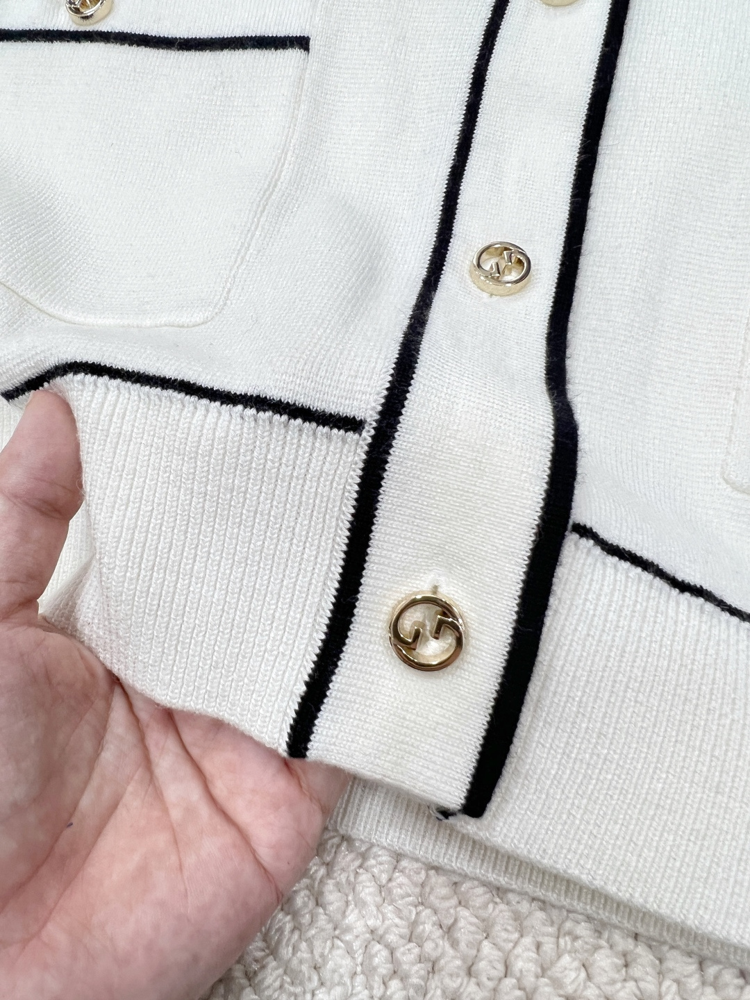 🆕Gucci新款V领针织开衫，定制YB羊毛纱线织造 质感高级 舒适柔软 V领针织开衫剪裁 密实针织御寒防