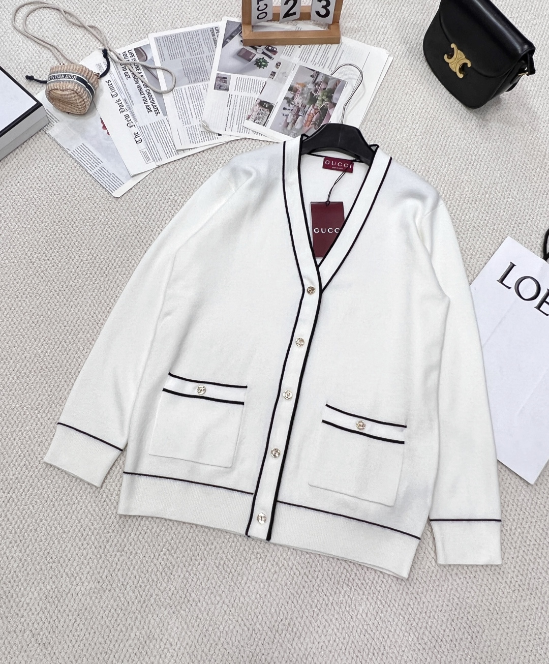 NO:320255,Gucci2025 new V-neck knitted cardigan, customized YB wool yarn wool, high-quality texture, comfortable and soft V-neck knitted cardigan tailoring, dense knitted cold and windproof, overall pure plain color base, black stripes outline the front cuff neckline and hem, adding a bright and fashionable atmosphere to the simple outfit, high-end tailoring fits the human body curve, simple hollow double G logo plaid button finishes the finishing touch, can easily show the elegant and advanced brand tone, make early spring outfit more literary and versatile, shoulder-length style, inclusive body shape, fashionable and casual, customized face accessories, three-standard accessories, large-scale products, size sml, , gucci, alexander wang19860909Gucci2025新款V领针织开衫,定制YB羊毛纱线织造 质感高级 舒适柔软 V领针织开衫剪裁 密实针织御寒防风 整体纯净素色打底 以黑色条纹勾勒前襟袖口领口和衣摆 为简易穿搭增添亮眼时尚气息 高级剪裁贴合人体曲线 简单的镂空双G徽标襟扣点睛 就能轻松彰显典雅高级的品牌调性 让早春穿搭更文艺百搭 落肩中长款版型 包容身形穿搭时髦休闲 定制面辅料三标齐全大货出 尺码sml 编,,gucci,alexander wang,Women's clothing