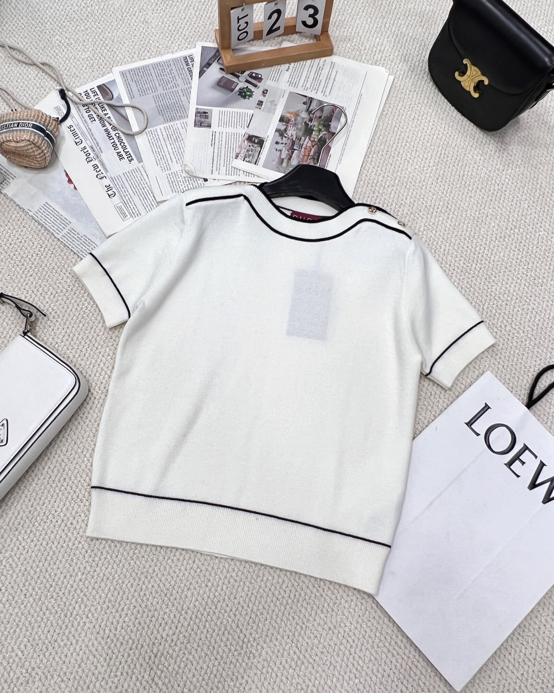 NO:320266,Gucci2025 new one-length contrast knitted short sleeves, customized YB cotton yarn woven, delicate texture, soft and comfortable one-length collar knitted short sleeves cut, slightly open to reveal the collarbone, making it look slimmer and elegant, the overall pure plain color base, outline the cuff neckline and hem with black stripes, adding a bright and fashionable atmosphere to the simple outfit, high-end tailoring fits the human body curve, simple hollow double G logo closure button decoration can easily show the elegant and high-end brand tone, make early spring outfit more literary and versatile, versatile styles that do not pick the age-rewarding skin tone, match with skirts and pants, adapt to age-reducing fashionable style, custom face accessories, three-standard versions are complete, size sml, edited, gucci, skirts, T-shirt, alexander wang19860909Gucci2025新款一字领撞色针织短袖,定制YB全棉纱线织造 细腻肌理 柔软舒适 一字领针织短袖裁剪 微微敞开露出锁骨更显瘦显优雅 整体纯净素色打底 以黑色条纹勾勒袖口领口和衣摆 为简易穿搭增添亮眼时尚气息 高级剪裁贴合人体曲线 简单的镂空双G徽标襟扣装饰 就能轻松彰显典雅高级的品牌调性 让早春穿搭更文艺百搭 百搭款式不挑年龄肤色 搭配裙装裤装 适配减龄时髦洋气风格 定制面辅料 认准版本三标齐全大货出 尺码sml 编,,gucci,skirts,T-shirt,alexander wang,Women's clothing