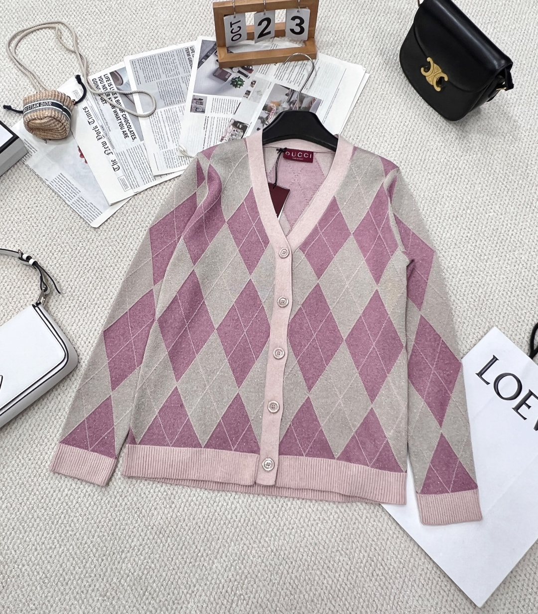 NO:320254,Gucci25Ss early spring new style diamond checked jacquard knitted cardigan丨Exclusive high-end production!  Exquisite V-neck knitted cardigan style, light pink threaded edge-covered details, the whole body is decorated with gold thread, contrasting diamond pattern, strong retro style, playful and age-reducing, easy to control when traveling or easy to gather, a series, complete three-standard large-scale products, size sml, edited, gucci, alexander wang19860909Gucci25Ss早春新款 菱形格纹提花针织开衫丨独家高版出品！精致V领针织开衫版型 淡粉色螺纹包边细节满分 通体饰以金线装饰撞色菱形花纹图案 复古风格强烈 俏皮减龄显白 日常出行或轻松聚会轻松驾驭 一个系列出,三标齐全大货出 尺码sml 编,,gucci,alexander wang,Women's clothing