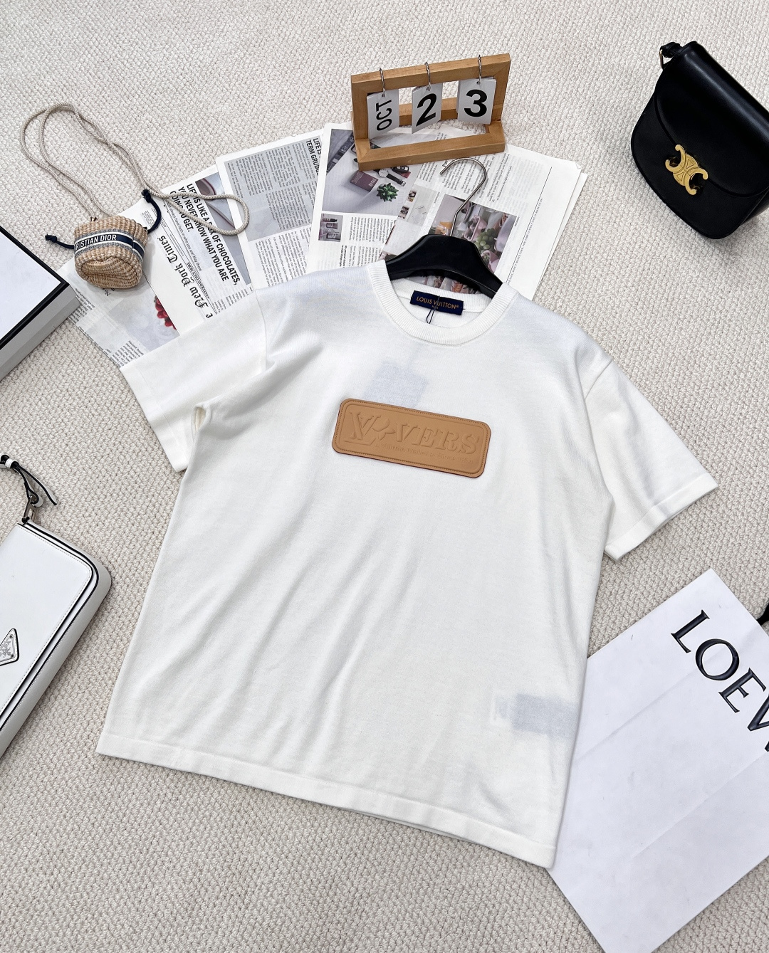 NO:320242,LOUIS VUITTON donkey leather patch with round neck short sleeves, pure cotton yarn wool is made of high-quality pure cotton 14S fine knitted sheets, using pure cotton yarn as raw material. #Breathable and skin-friendly Pure cotton yarn is naturally breathable, has strong moisture absorption, suitable for summer wear, reducing the feeling of stuffiness. #Soft and comfortable High-quality cotton fibers have delicate touch, are friendly to sensitive skin, and reduce friction irritation. The knitted structure gives elasticity and soft and comfortable touch. The leather patch presents an embossed logo. According to letter needs, laser engraving technology is used to make metal molds to ensure clear lines and sharp edges. Hand trimming after laser cutting to ensure seamless connection between the patch contour and the leather. The surface of the leather is covered with waterproof and anti-fouling coating to improve durability. The embossed letters have clear concave and convexity, delicate touch, and present a three-dimensional embossed effect.  Standard straight round neck style, upper body has a drape and no tight wrapping feeling. The back of the yarn is washed and softened while still maintaining the original wide feeling. The same style as men and women are available in large sizes. xssml,,louis vuitton,louis vuitton,T-shirt,alexander wang19860909LOUIS VUITTON驴皮革贴饰毛圆领短袖,纯棉质纱线毛料 采用高质纯棉14S细针织片,采用纯棉纱线为原料.#透气亲肤 纯棉纱线天然透气,吸湿性强,适合夏季穿着,减少闷热感.#柔软舒适 高品质棉纤维触感细腻,对敏感肌友好,减少摩擦刺激.针织结构赋予弹性,触感柔软舒适. 皮革贴饰呈现压纹标识,根据字母需求,采用激光雕刻技术制作金胶属模具,确保线条清晰、边缘锐利.激光切割后手工修边,确保贴饰轮廓与皮革无缝衔接.皮革表面覆盖防水、防污涂层,提升耐用性. 压纹字母凹凸分明,触感细腻,呈现立体浮雕效果.  标准直身圆领版型,上身有垂感无紧绷包身感,纱线后道的洗水处理柔化织片触感的同时,仍保有原有的挺阔感.男女同款大货出 尺码xssml,,louis vuitton,louis vuitton,T-shirt,alexander wang,Women's clothing