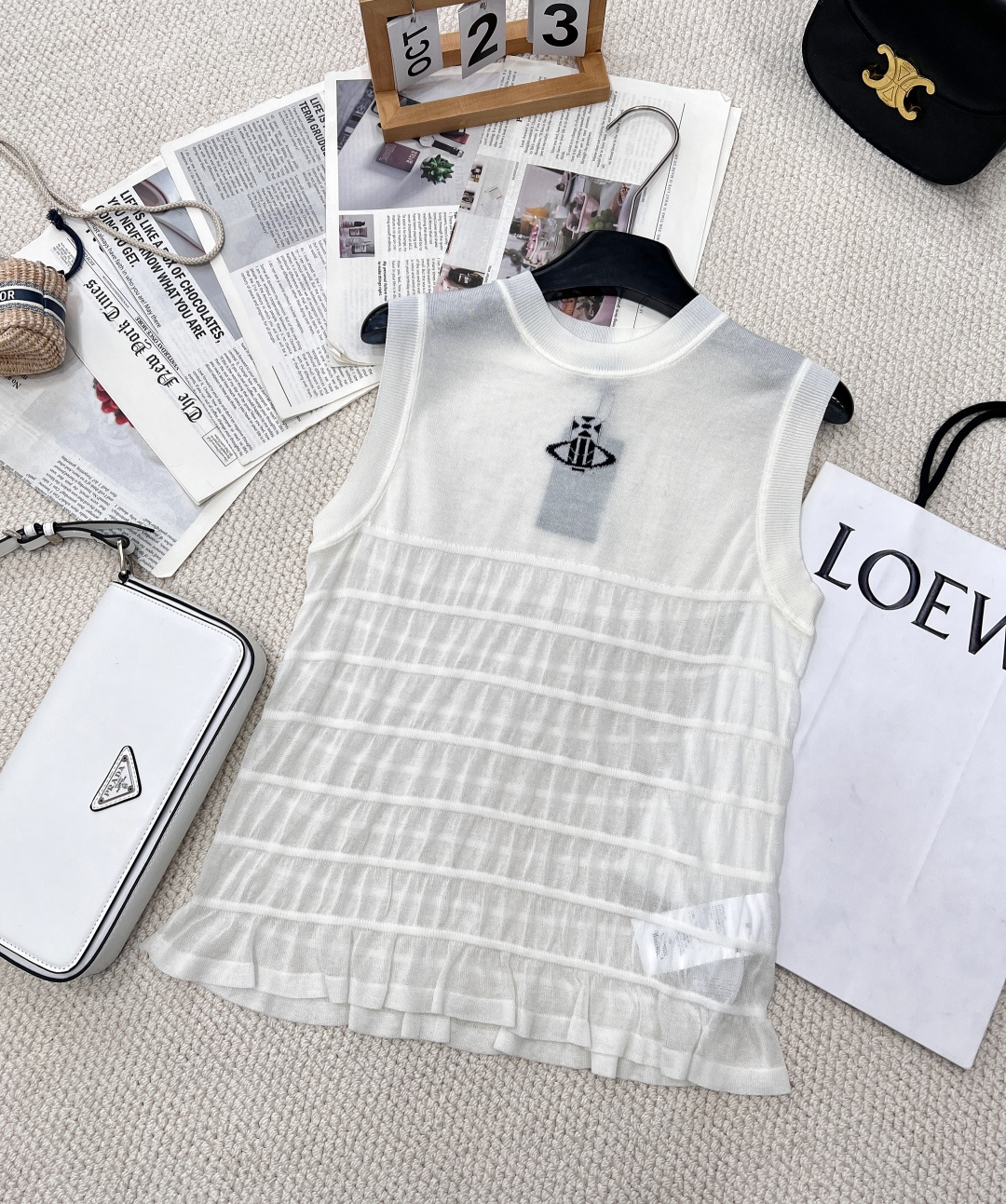 NO:320236,Vivienne's new Saturn in early spring, jacquard lace knitted vest, the whole piece has good tension and rebound effect, the white of milk fufu is super fashionable and a very good match!  It’s a great choice to wear it alone!  Those who don’t choose their figure are good to wear custom-made fine needle knitted fabrics that are soft and comfortable, and white, rich and beautiful must be a magical tool!  The versatile and versatile fit is super slim!  Retro temperament is fashionable and high-end!  The celebrity girl is elegant and high-end!  Paired with jeans, the upper body pull ratio is high, and it is superb in single wear or matching. Size sml code, jeans, alexander wang19860909Vivienne西太后早春新款土星 提花小花边针织背心 整件衣服具有良好的张力和回弹效果 奶fufu的白色超级洋气小小一件超级好搭配！单穿内搭都是一绝！不挑身材的好穿定制细针针织面料柔软舒适 ,白富美必入神器！万能百搭修身版型超显瘦！复古气质时髦又高级！名媛少女优雅又高级！ 搭配牛仔裤上身拉比例显高,单穿或者做搭配都超绝两色出 尺码sml 编码,,jeans,alexander wang,Women's clothing